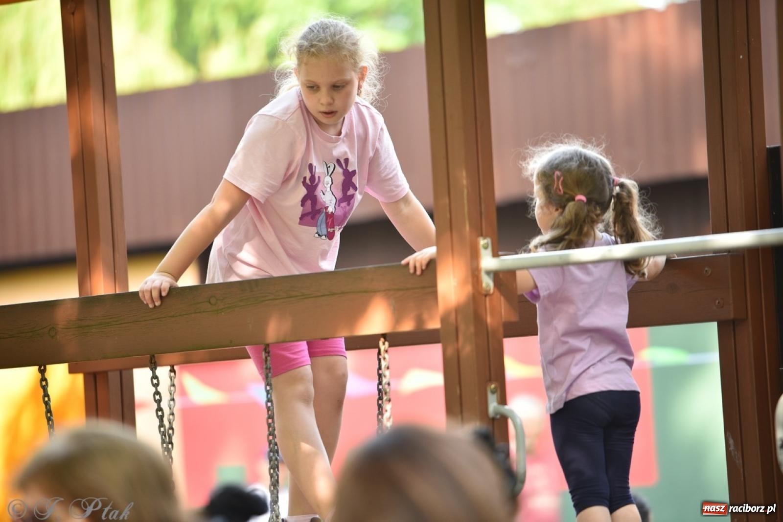 Zdjęcie w galerii na portalu naszraciborz.pl: Radość, śmiech i wspólna zabawa – rodzinny festyn w Przedszkolu nr 26 [FOTO i WIDEO] wiadomości z regionu