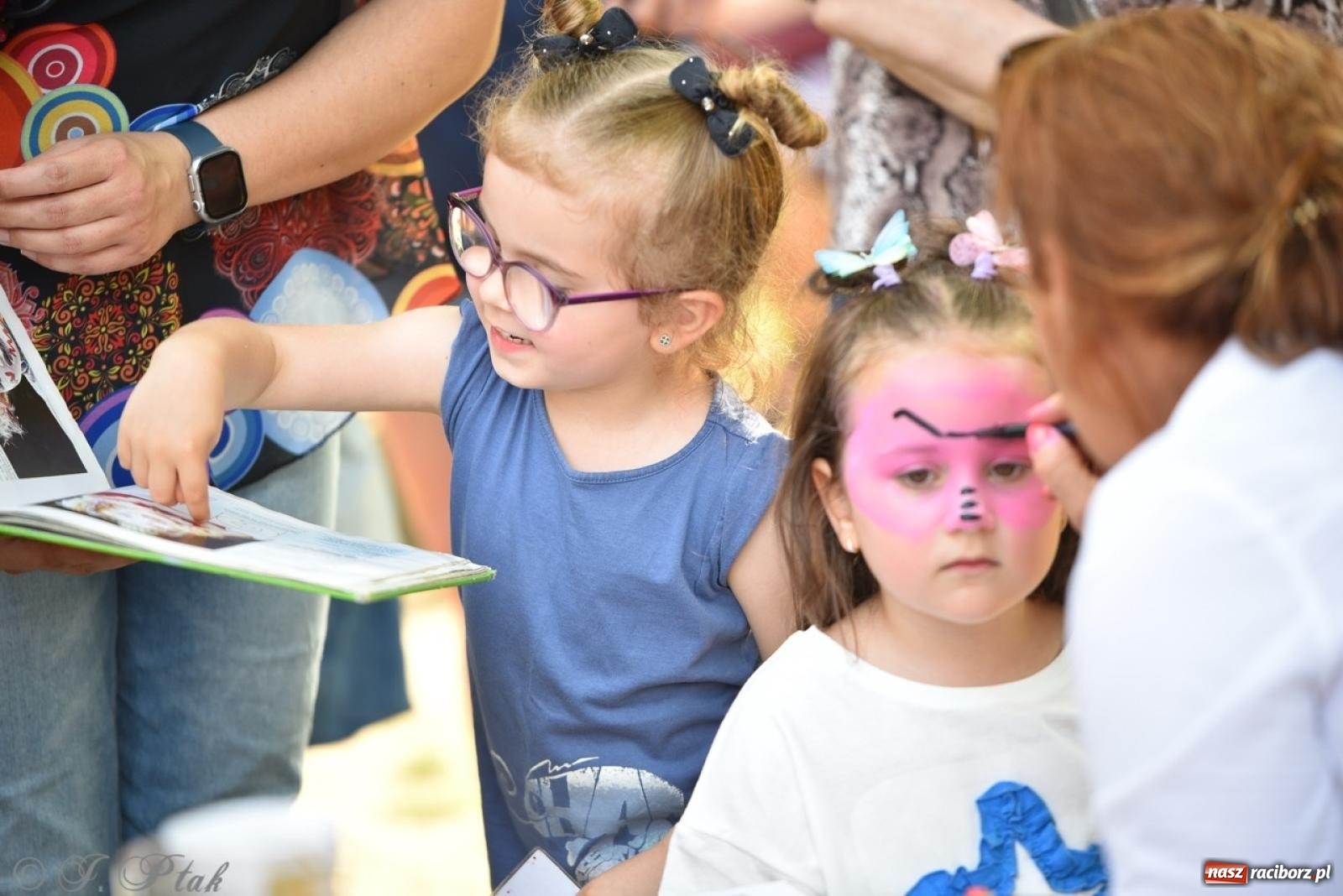 Zdjęcie w galerii na portalu naszraciborz.pl: Radość, śmiech i wspólna zabawa – rodzinny festyn w Przedszkolu nr 26 [FOTO i WIDEO] wiadomości z regionu