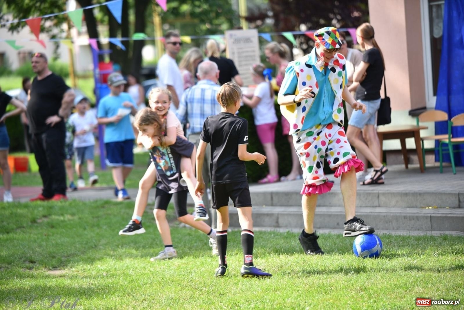 Zdjęcie w galerii na portalu naszraciborz.pl: Radość, śmiech i wspólna zabawa – rodzinny festyn w Przedszkolu nr 26 [FOTO i WIDEO] wiadomości z regionu