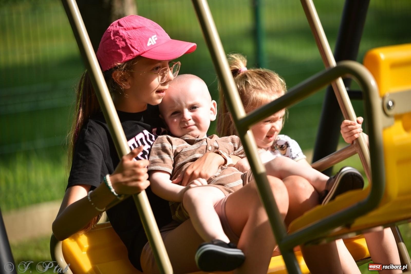 Zdjęcie w galerii na portalu naszraciborz.pl: Radość, śmiech i wspólna zabawa – rodzinny festyn w Przedszkolu nr 26 [FOTO i WIDEO] wiadomości z regionu