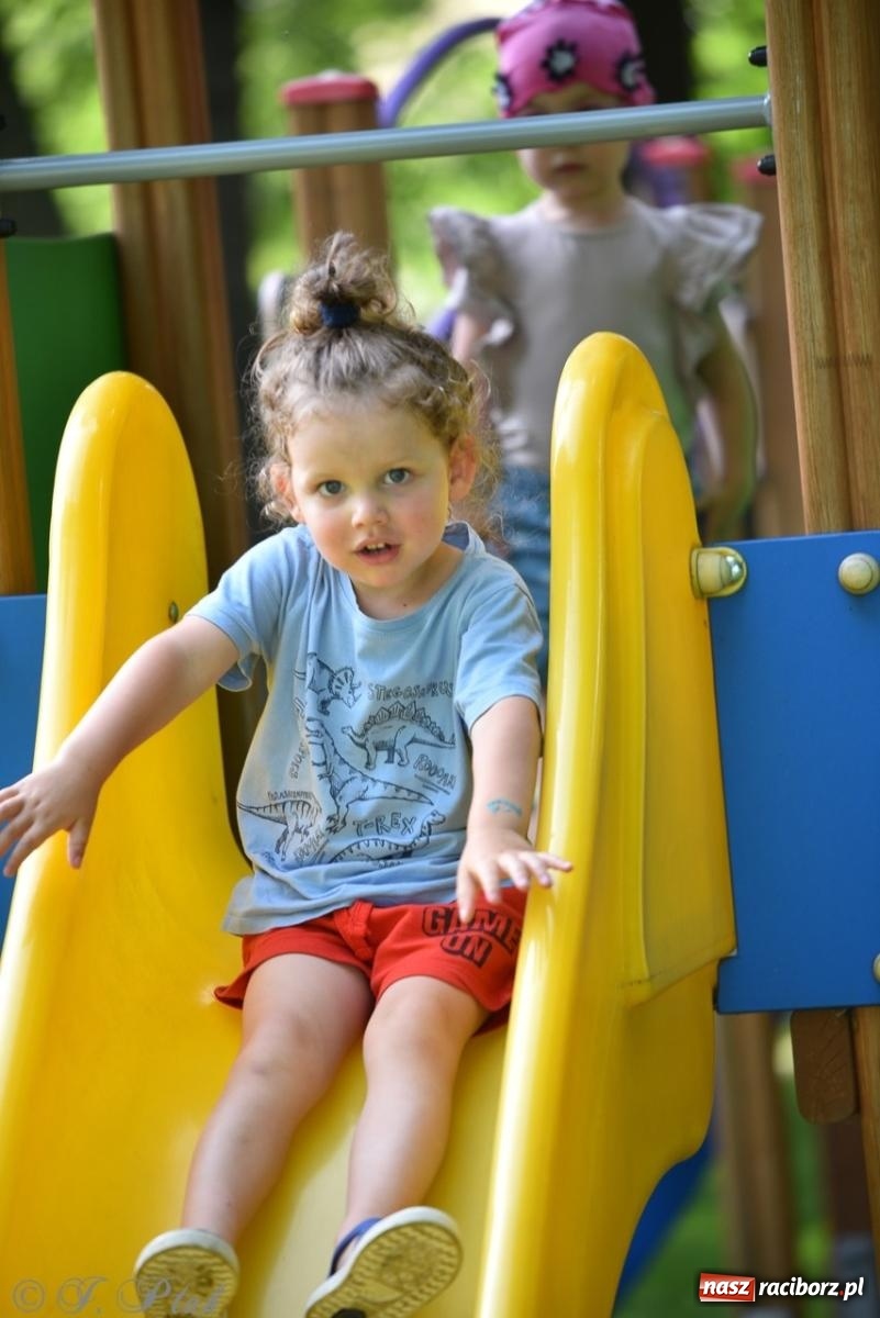 Zdjęcie w galerii na portalu naszraciborz.pl: Radość, śmiech i wspólna zabawa – rodzinny festyn w Przedszkolu nr 26 [FOTO i WIDEO] wiadomości z regionu