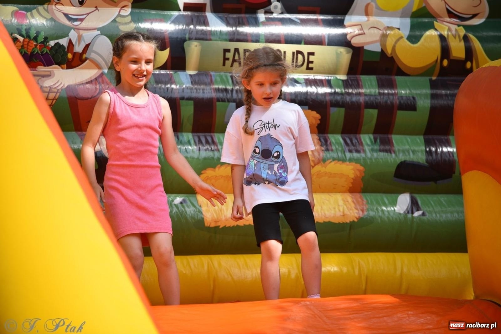 Zdjęcie w galerii na portalu naszraciborz.pl: Radość, śmiech i wspólna zabawa – rodzinny festyn w Przedszkolu nr 26 [FOTO i WIDEO] wiadomości z regionu