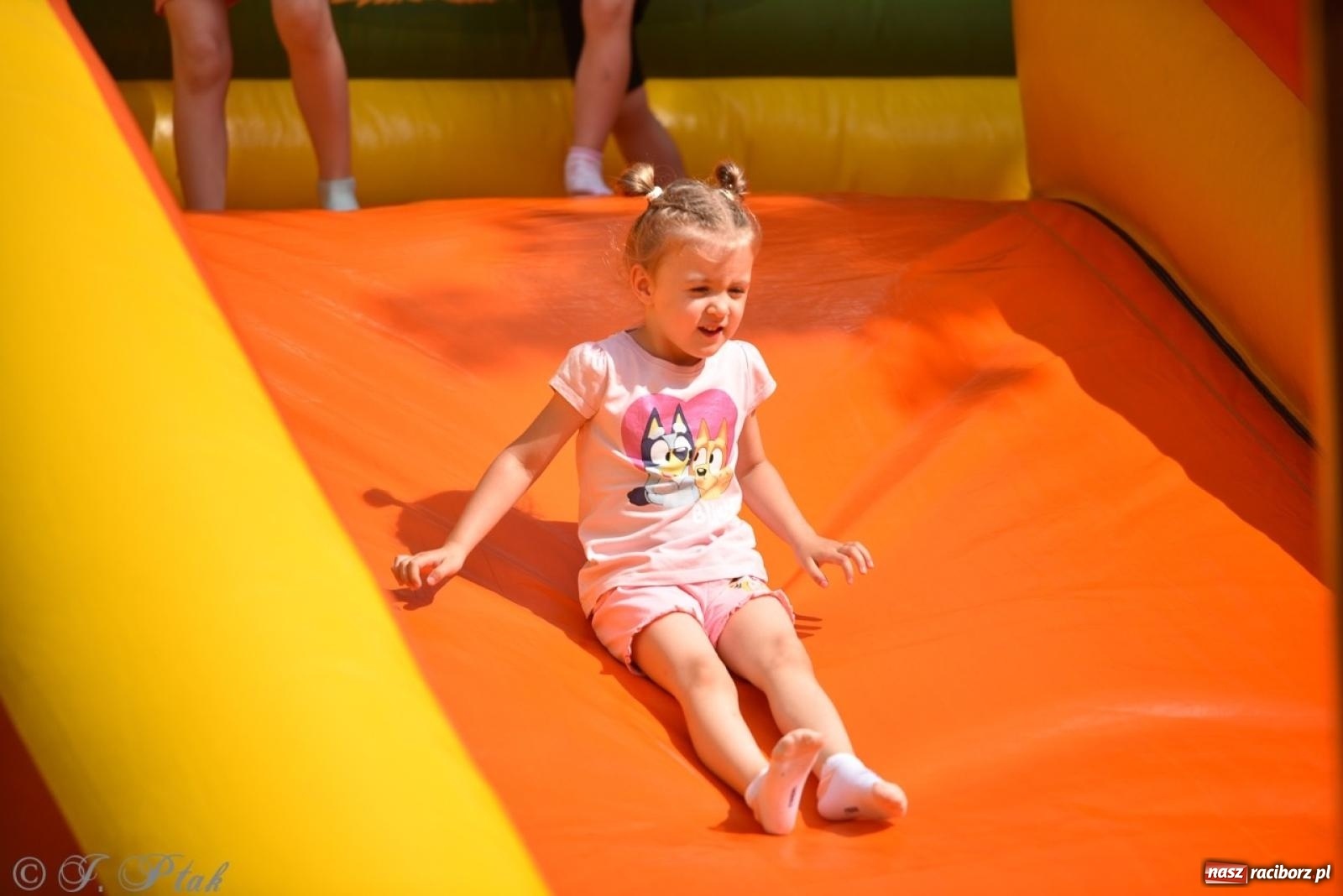 Zdjęcie w galerii na portalu naszraciborz.pl: Radość, śmiech i wspólna zabawa – rodzinny festyn w Przedszkolu nr 26 [FOTO i WIDEO] wiadomości z regionu