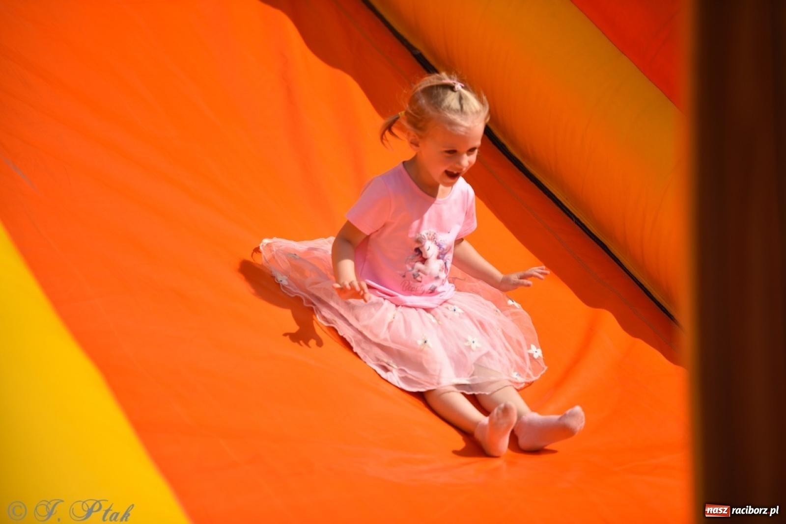 Zdjęcie w galerii na portalu naszraciborz.pl: Radość, śmiech i wspólna zabawa – rodzinny festyn w Przedszkolu nr 26 [FOTO i WIDEO] wiadomości z regionu