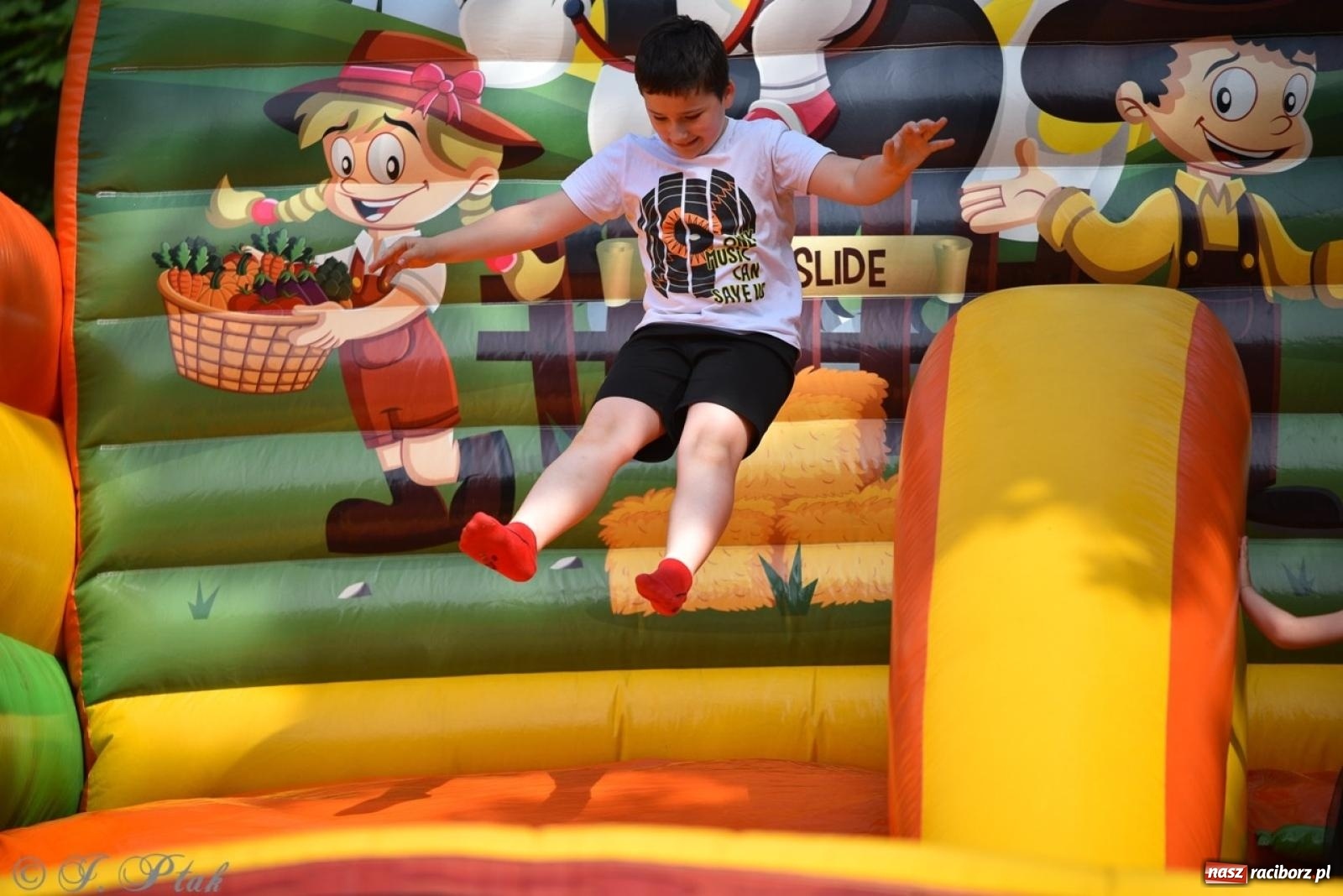 Zdjęcie w galerii na portalu naszraciborz.pl: Radość, śmiech i wspólna zabawa – rodzinny festyn w Przedszkolu nr 26 [FOTO i WIDEO] wiadomości z regionu