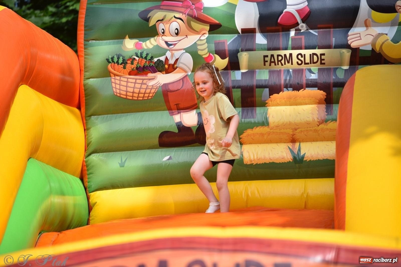 Zdjęcie w galerii na portalu naszraciborz.pl: Radość, śmiech i wspólna zabawa – rodzinny festyn w Przedszkolu nr 26 [FOTO i WIDEO] wiadomości z regionu