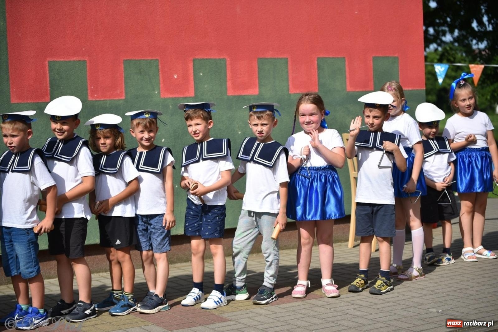 Zdjęcie w galerii na portalu naszraciborz.pl: Radość, śmiech i wspólna zabawa – rodzinny festyn w Przedszkolu nr 26 [FOTO i WIDEO] wiadomości z regionu