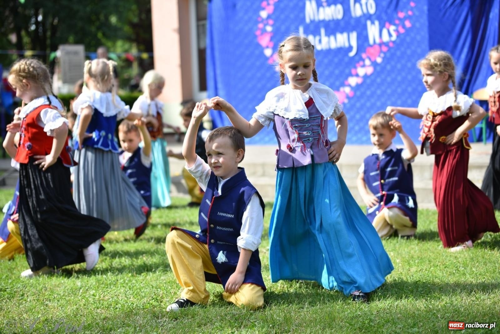 Zdjęcie w galerii na portalu naszraciborz.pl: Radość, śmiech i wspólna zabawa – rodzinny festyn w Przedszkolu nr 26 [FOTO i WIDEO] wiadomości z regionu