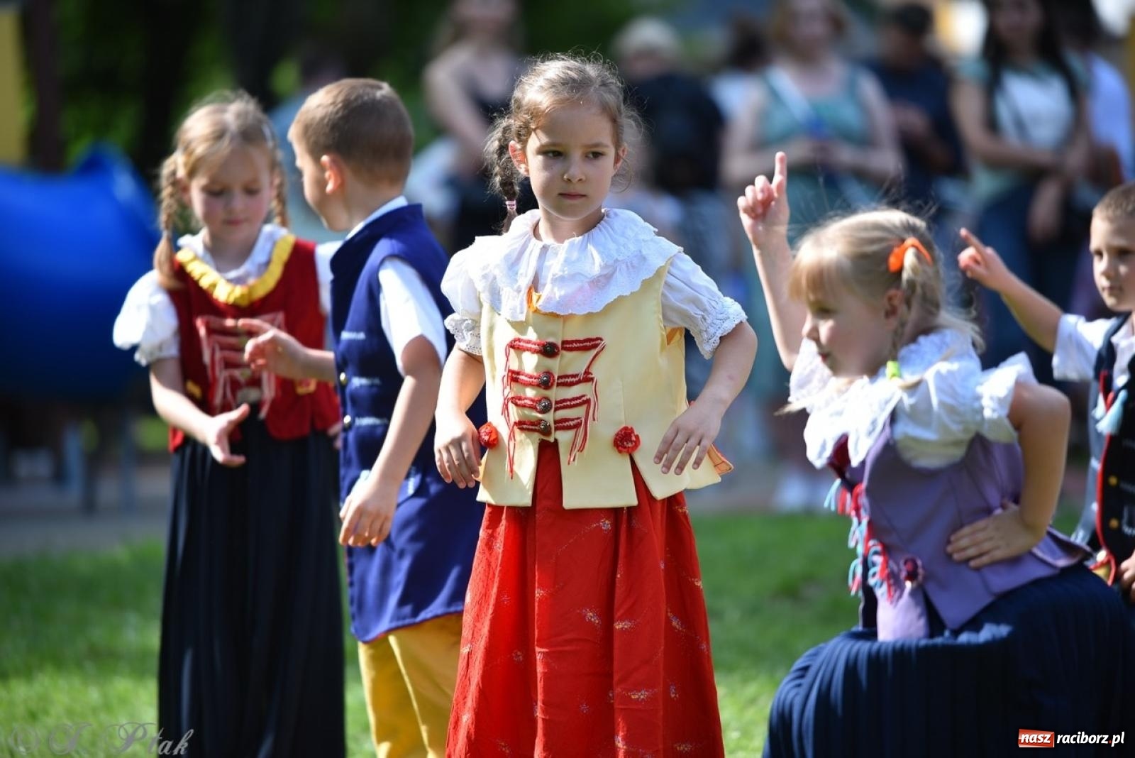 Zdjęcie w galerii na portalu naszraciborz.pl: Radość, śmiech i wspólna zabawa – rodzinny festyn w Przedszkolu nr 26 [FOTO i WIDEO] wiadomości z regionu