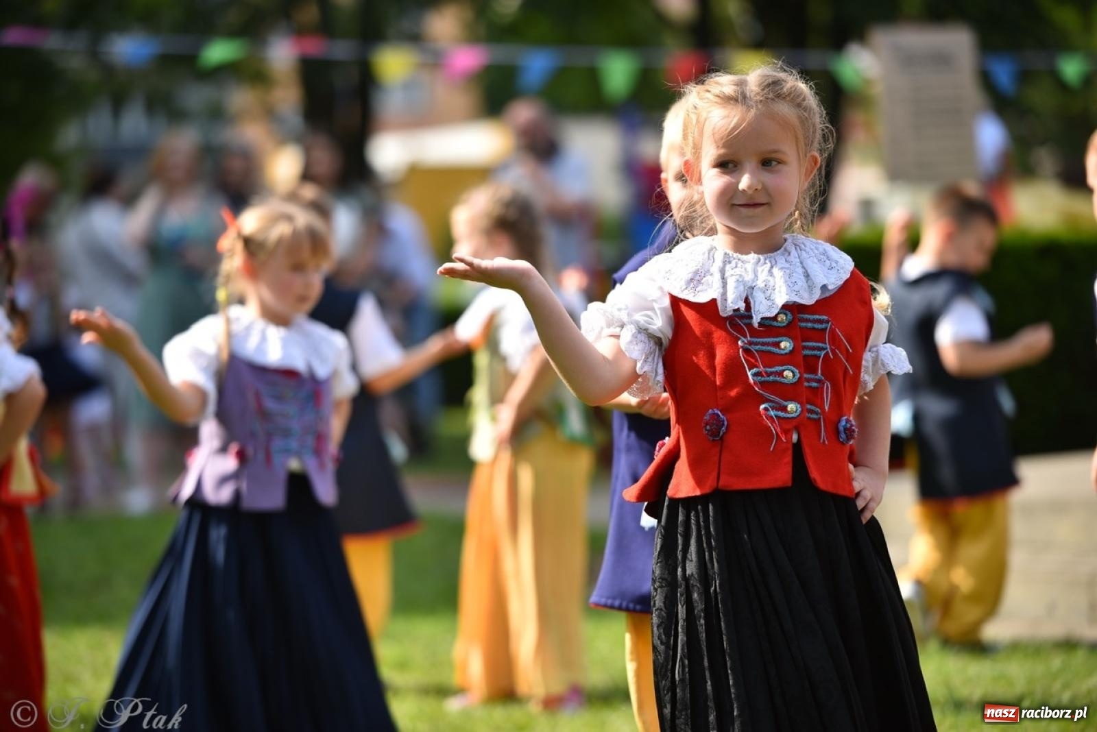 Zdjęcie w galerii na portalu naszraciborz.pl: Radość, śmiech i wspólna zabawa – rodzinny festyn w Przedszkolu nr 26 [FOTO i WIDEO] wiadomości z regionu