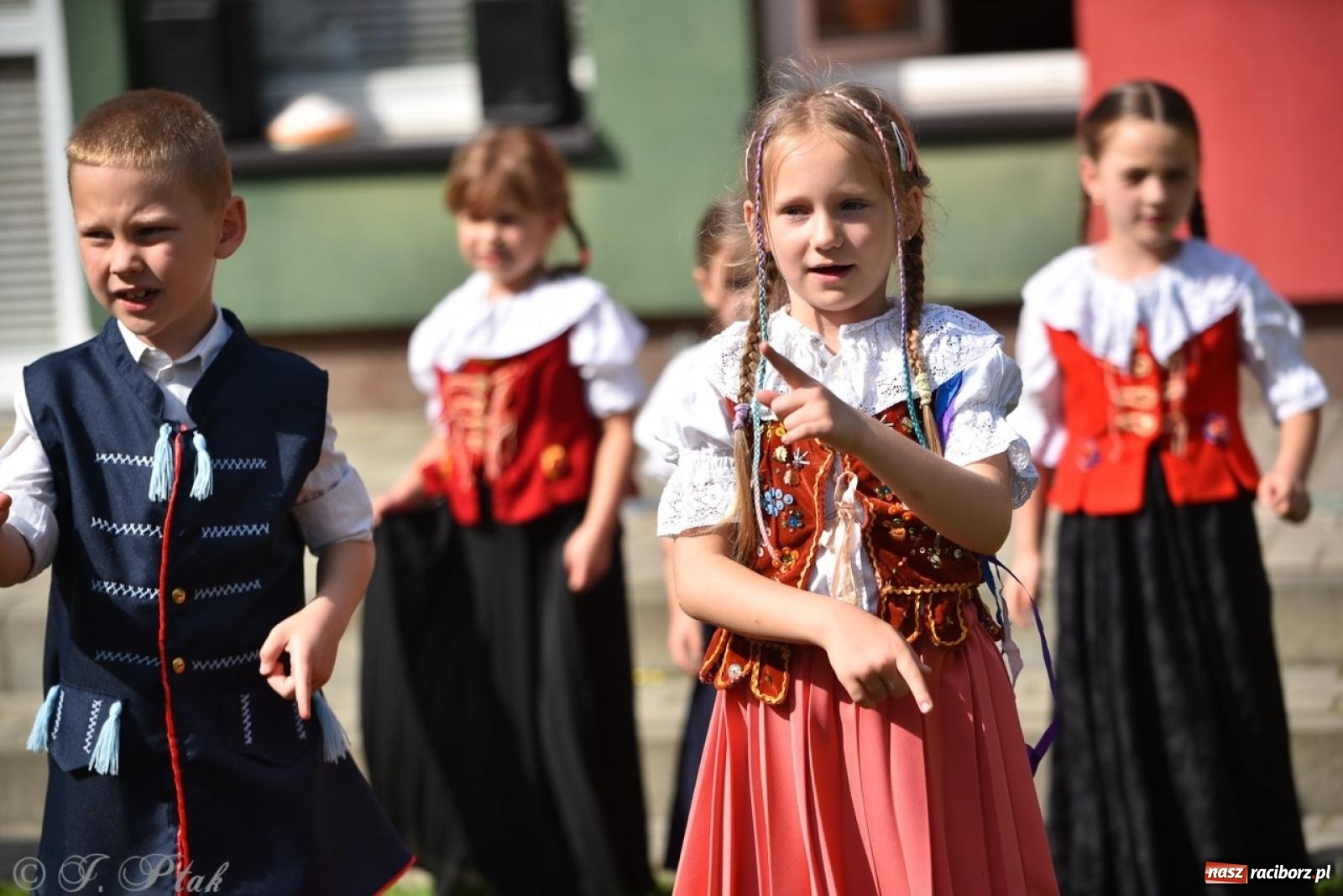 Zdjęcie w galerii na portalu naszraciborz.pl: Radość, śmiech i wspólna zabawa – rodzinny festyn w Przedszkolu nr 26 [FOTO i WIDEO] wiadomości z regionu