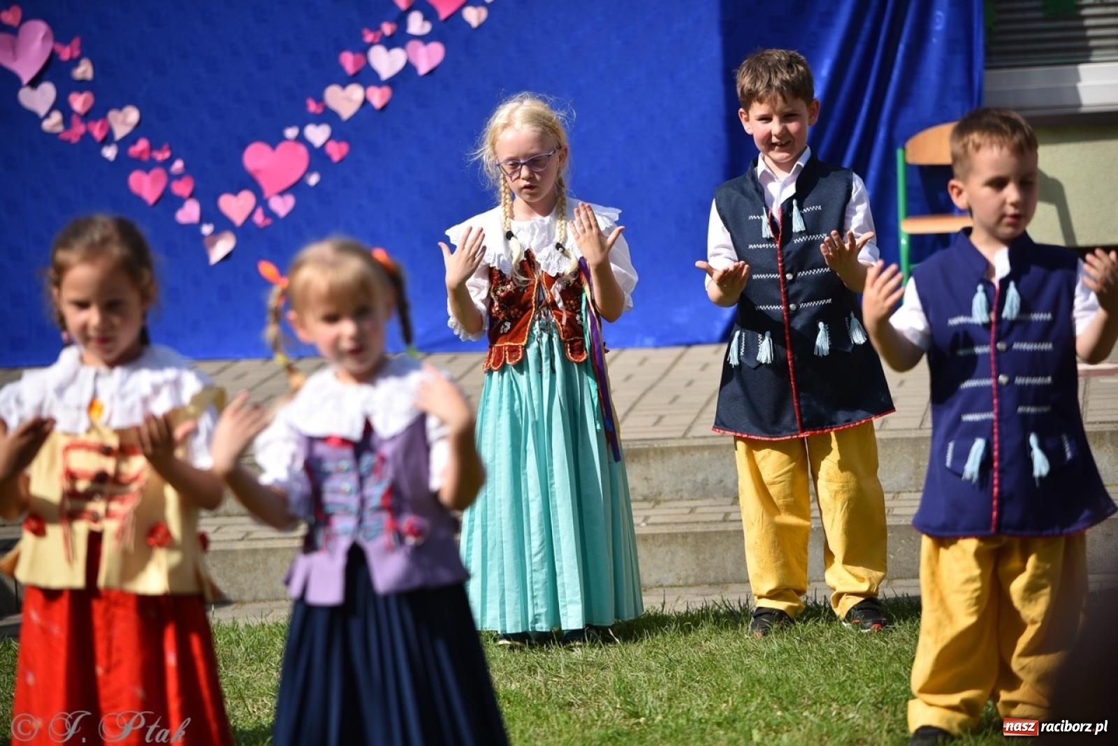 Zdjęcie w galerii na portalu naszraciborz.pl: Radość, śmiech i wspólna zabawa – rodzinny festyn w Przedszkolu nr 26 [FOTO i WIDEO] wiadomości z regionu