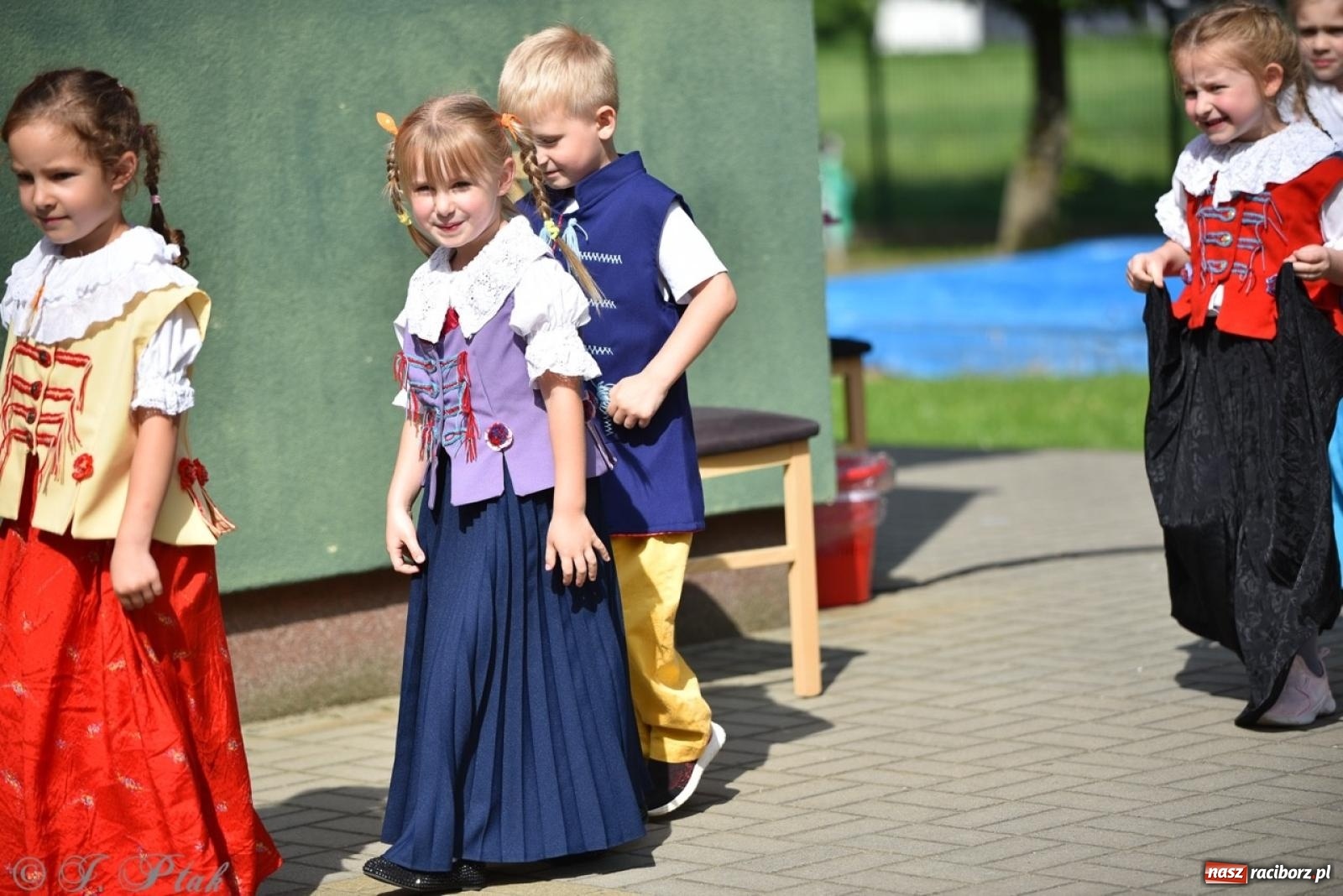 Zdjęcie w galerii na portalu naszraciborz.pl: Radość, śmiech i wspólna zabawa – rodzinny festyn w Przedszkolu nr 26 [FOTO i WIDEO] wiadomości z regionu