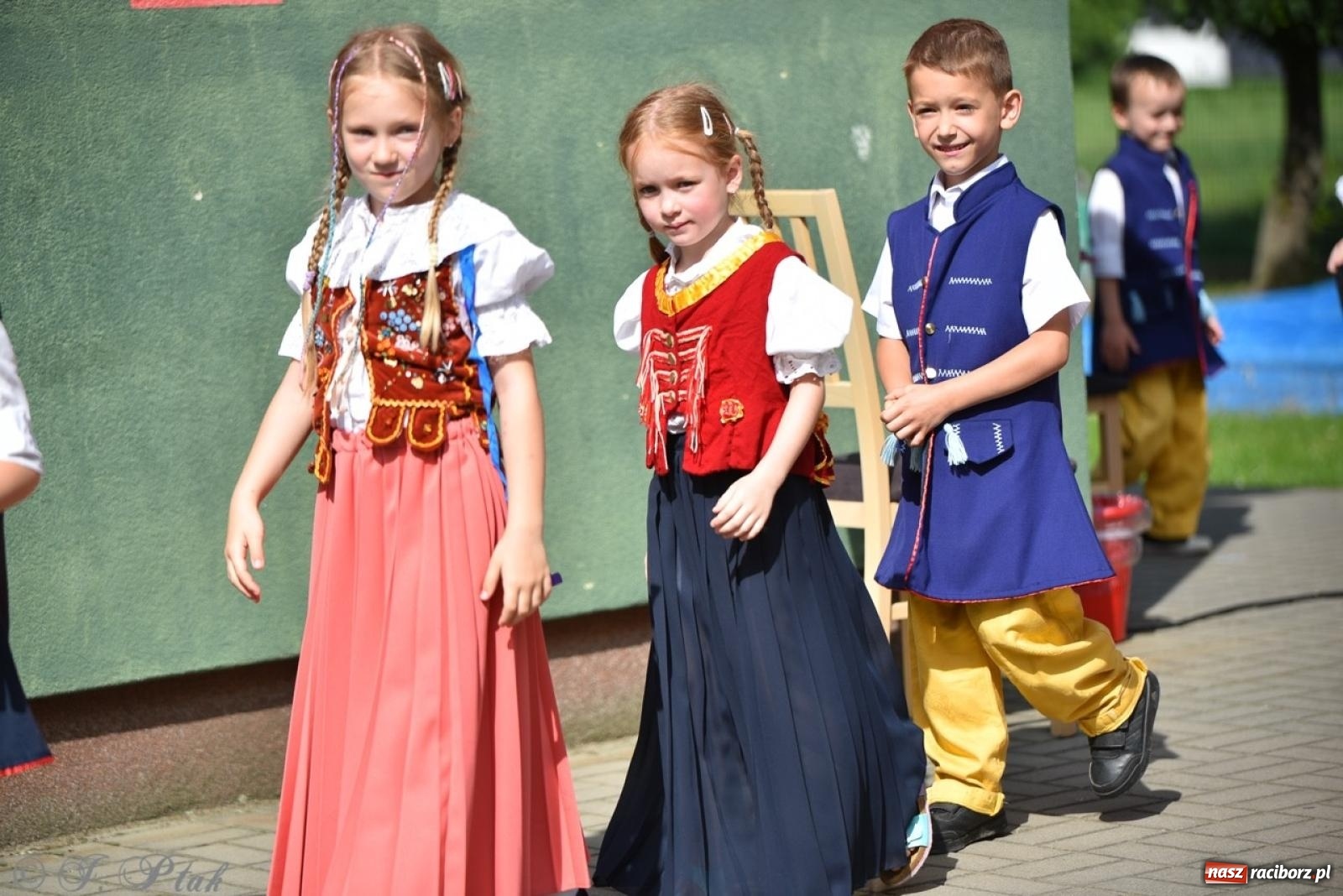 Zdjęcie w galerii na portalu naszraciborz.pl: Radość, śmiech i wspólna zabawa – rodzinny festyn w Przedszkolu nr 26 [FOTO i WIDEO] wiadomości z regionu