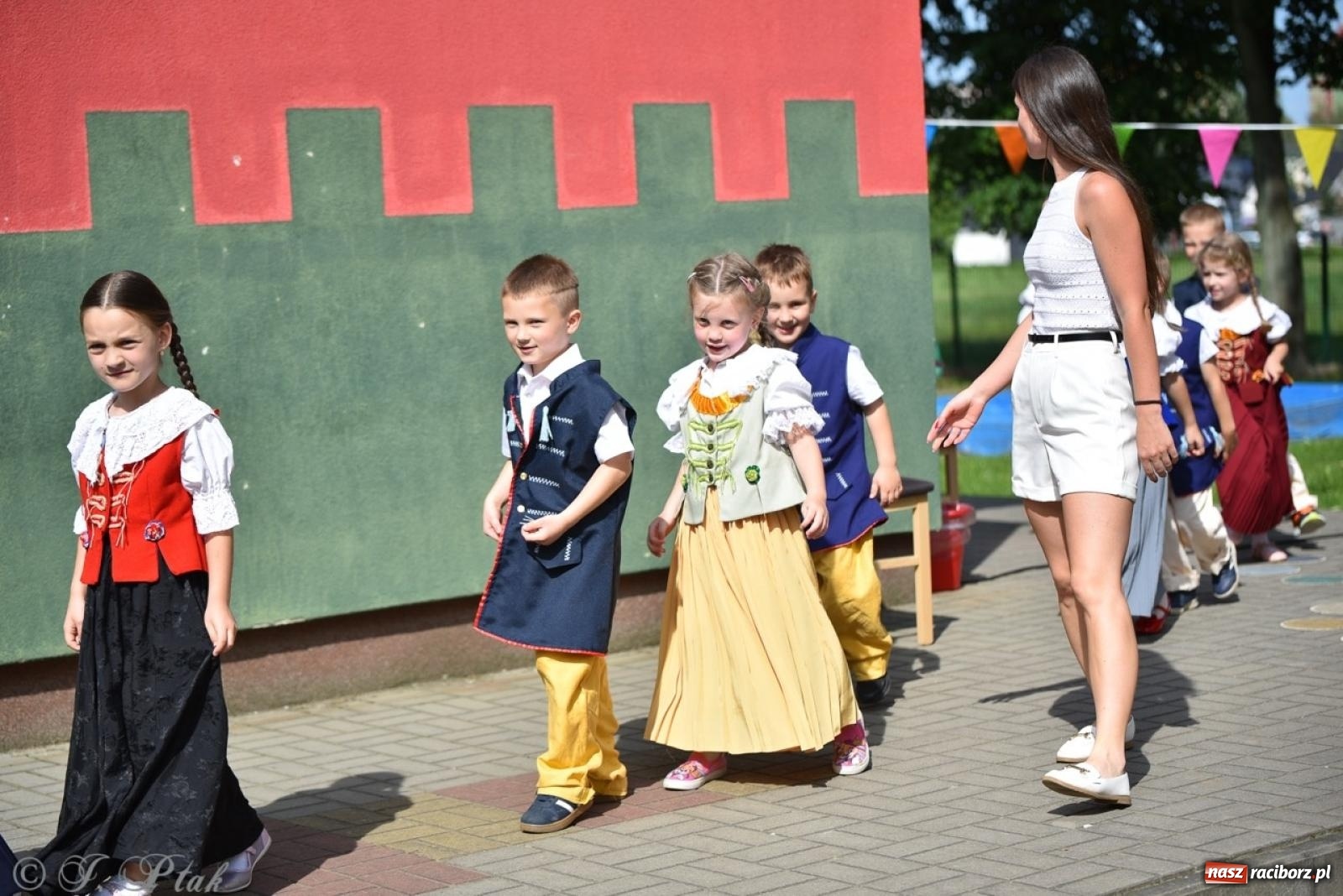 Zdjęcie w galerii na portalu naszraciborz.pl: Radość, śmiech i wspólna zabawa – rodzinny festyn w Przedszkolu nr 26 [FOTO i WIDEO] wiadomości z regionu