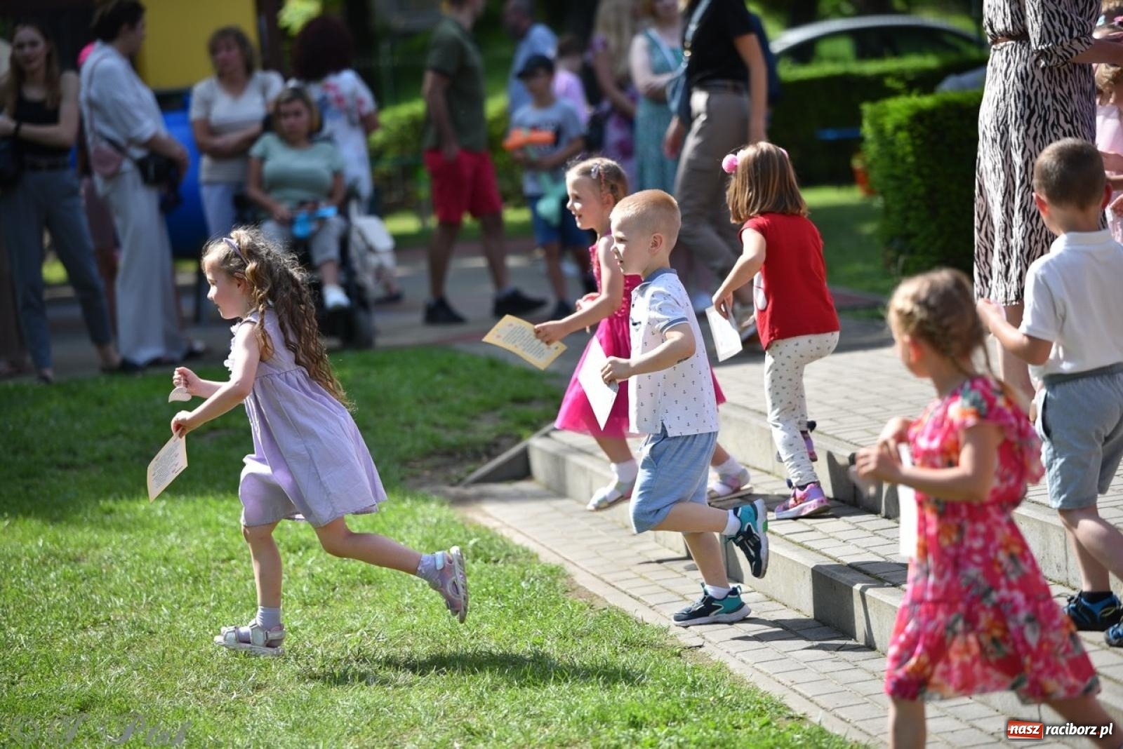 Zdjęcie w galerii na portalu naszraciborz.pl: Radość, śmiech i wspólna zabawa – rodzinny festyn w Przedszkolu nr 26 [FOTO i WIDEO] wiadomości z regionu
