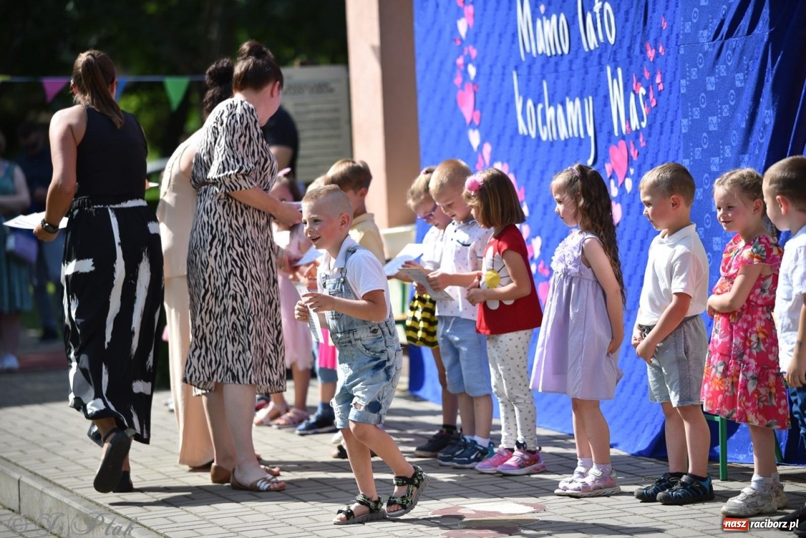 Zdjęcie w galerii na portalu naszraciborz.pl: Radość, śmiech i wspólna zabawa – rodzinny festyn w Przedszkolu nr 26 [FOTO i WIDEO] wiadomości z regionu