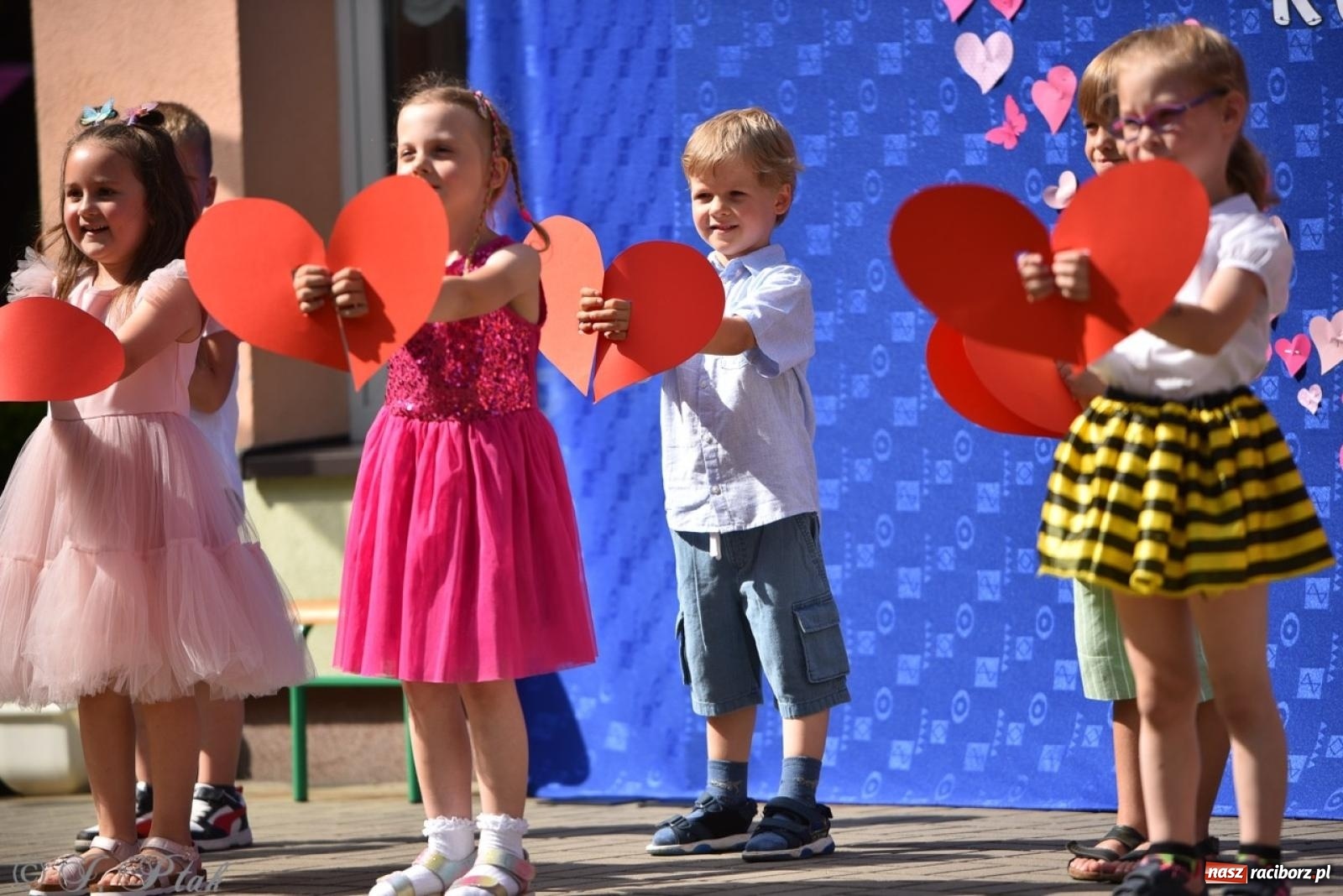 Zdjęcie w galerii na portalu naszraciborz.pl: Radość, śmiech i wspólna zabawa – rodzinny festyn w Przedszkolu nr 26 [FOTO i WIDEO] wiadomości z regionu
