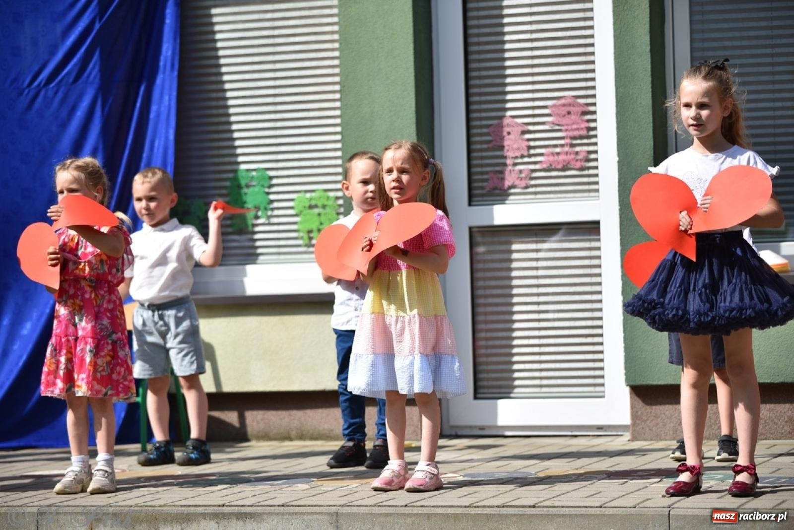 Zdjęcie w galerii na portalu naszraciborz.pl: Radość, śmiech i wspólna zabawa – rodzinny festyn w Przedszkolu nr 26 [FOTO i WIDEO] wiadomości z regionu