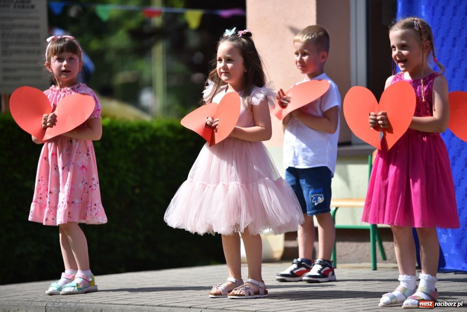 Zdjęcie w galerii na portalu naszraciborz.pl: Radość, śmiech i wspólna zabawa – rodzinny festyn w Przedszkolu nr 26 [FOTO i WIDEO] wiadomości z regionu