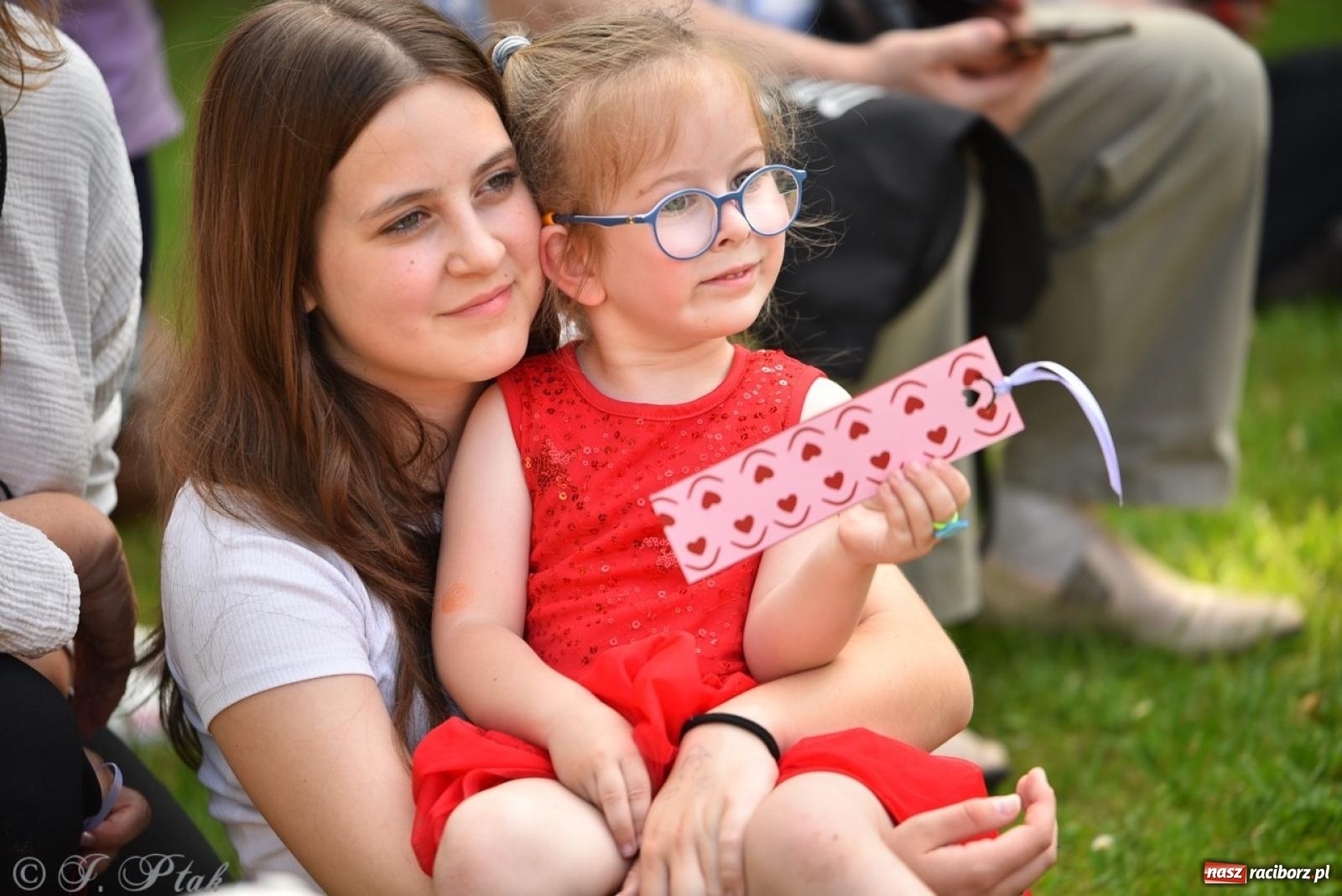 Zdjęcie w galerii na portalu naszraciborz.pl: Radość, śmiech i wspólna zabawa – rodzinny festyn w Przedszkolu nr 26 [FOTO i WIDEO] wiadomości z regionu