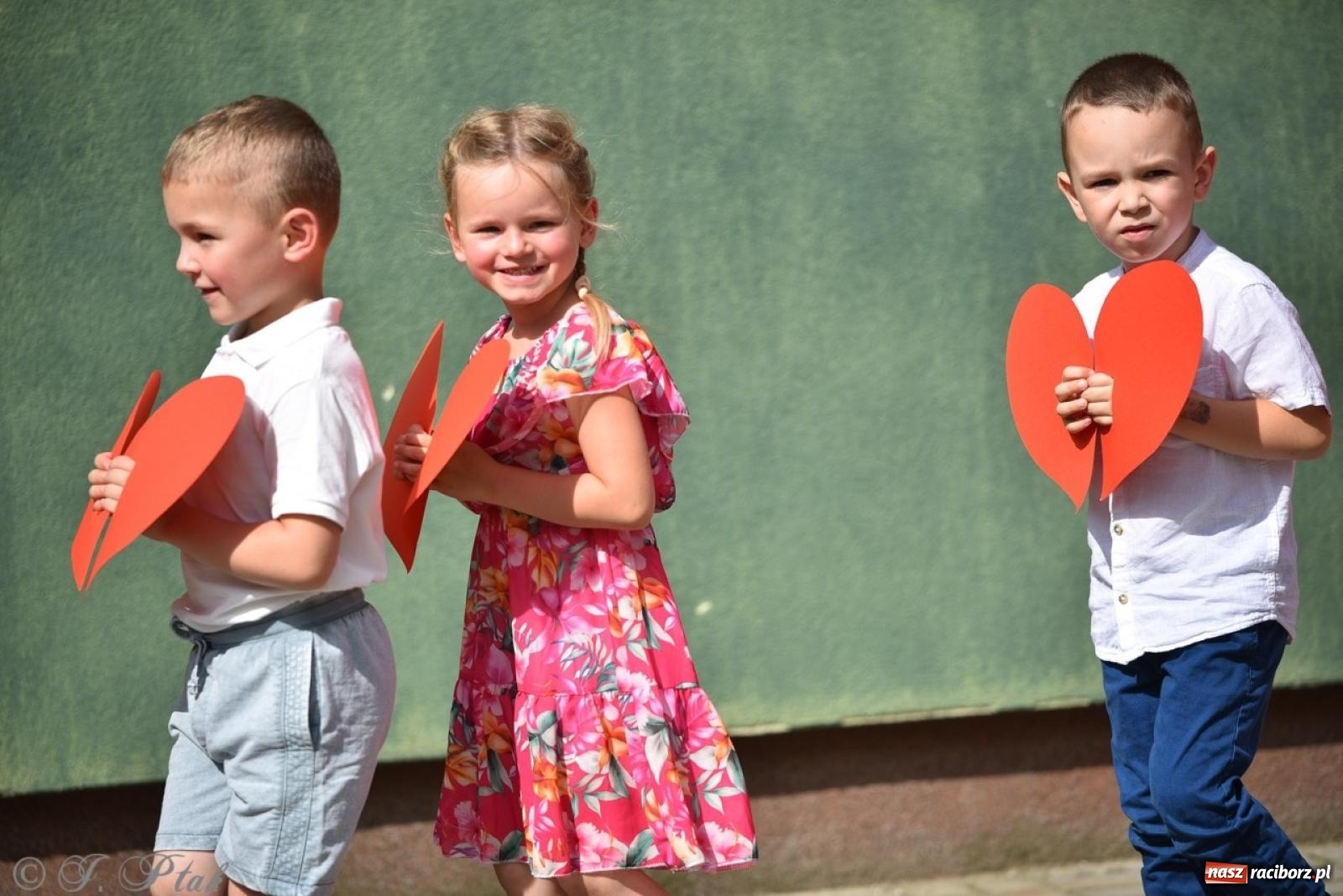 Zdjęcie w galerii na portalu naszraciborz.pl: Radość, śmiech i wspólna zabawa – rodzinny festyn w Przedszkolu nr 26 [FOTO i WIDEO] wiadomości z regionu