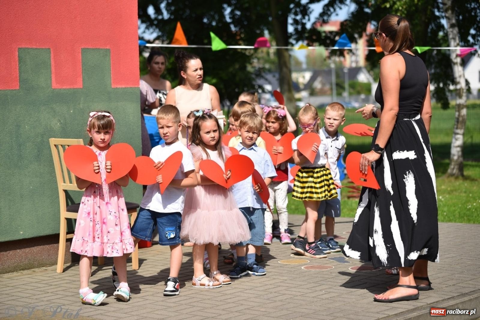 Zdjęcie w galerii na portalu naszraciborz.pl: Radość, śmiech i wspólna zabawa – rodzinny festyn w Przedszkolu nr 26 [FOTO i WIDEO] wiadomości z regionu
