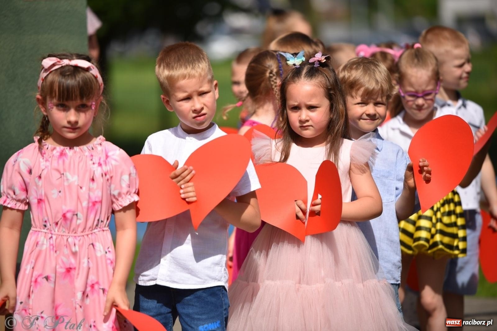 Zdjęcie w galerii na portalu naszraciborz.pl: Radość, śmiech i wspólna zabawa – rodzinny festyn w Przedszkolu nr 26 [FOTO i WIDEO] wiadomości z regionu