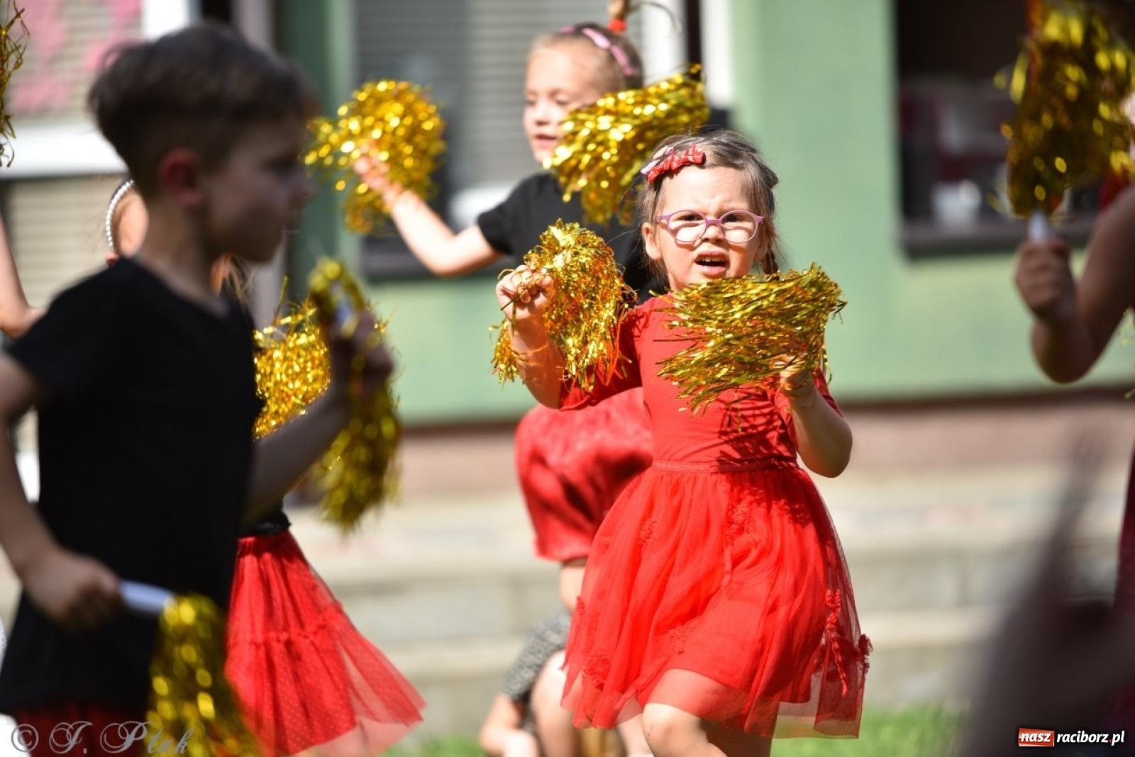 Zdjęcie w galerii na portalu naszraciborz.pl: Radość, śmiech i wspólna zabawa – rodzinny festyn w Przedszkolu nr 26 [FOTO i WIDEO] wiadomości z regionu