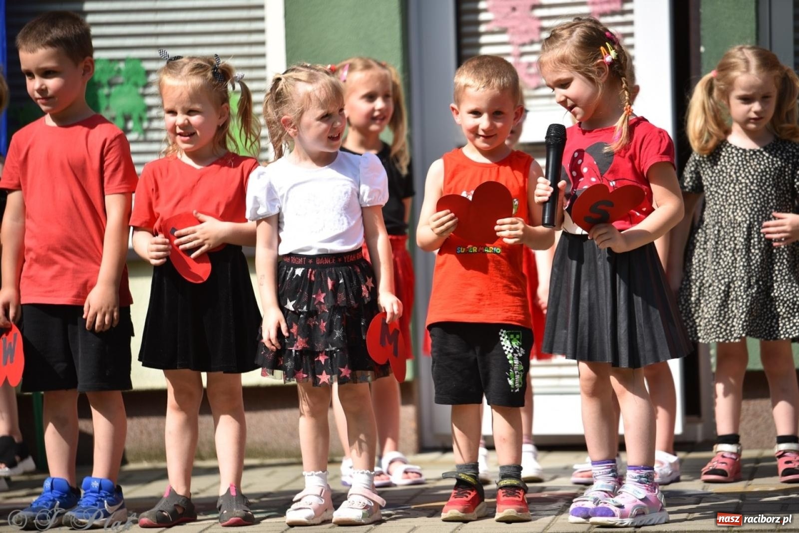 Zdjęcie w galerii na portalu naszraciborz.pl: Radość, śmiech i wspólna zabawa – rodzinny festyn w Przedszkolu nr 26 [FOTO i WIDEO] wiadomości z regionu