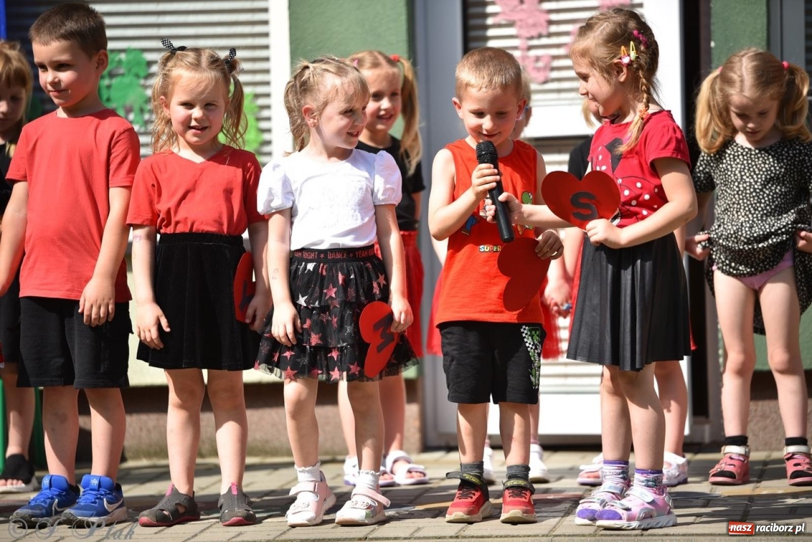 Zdjęcie w galerii na portalu naszraciborz.pl: Radość, śmiech i wspólna zabawa – rodzinny festyn w Przedszkolu nr 26 [FOTO i WIDEO] wiadomości z regionu
