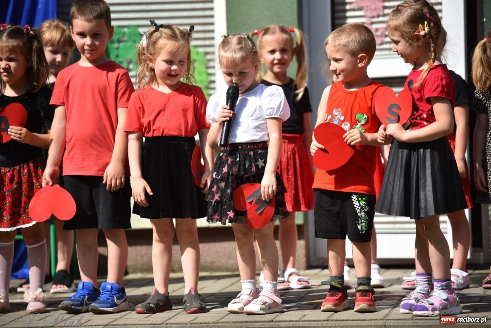 Zdjęcie w galerii na portalu naszraciborz.pl: Radość, śmiech i wspólna zabawa – rodzinny festyn w Przedszkolu nr 26 [FOTO i WIDEO] wiadomości z regionu