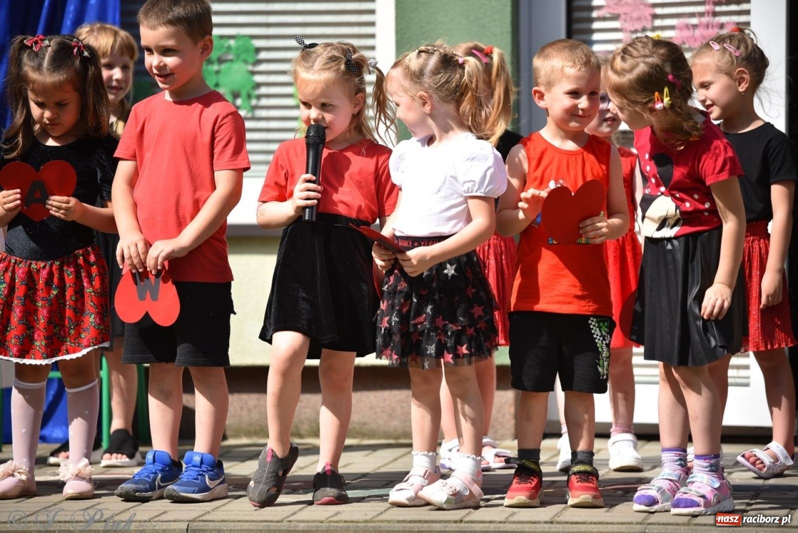 Zdjęcie w galerii na portalu naszraciborz.pl: Radość, śmiech i wspólna zabawa – rodzinny festyn w Przedszkolu nr 26 [FOTO i WIDEO] wiadomości z regionu