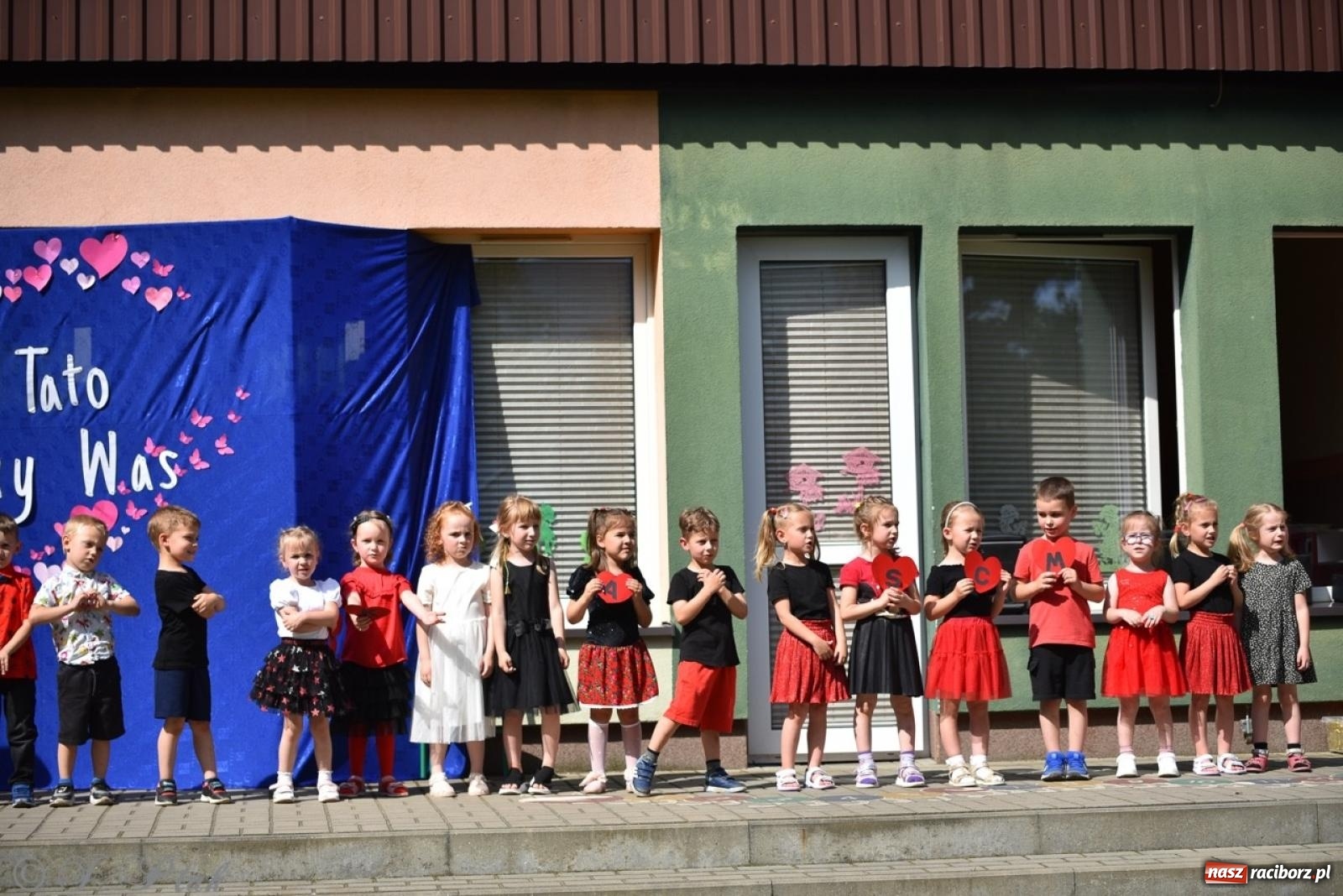 Zdjęcie w galerii na portalu naszraciborz.pl: Radość, śmiech i wspólna zabawa – rodzinny festyn w Przedszkolu nr 26 [FOTO i WIDEO] wiadomości z regionu