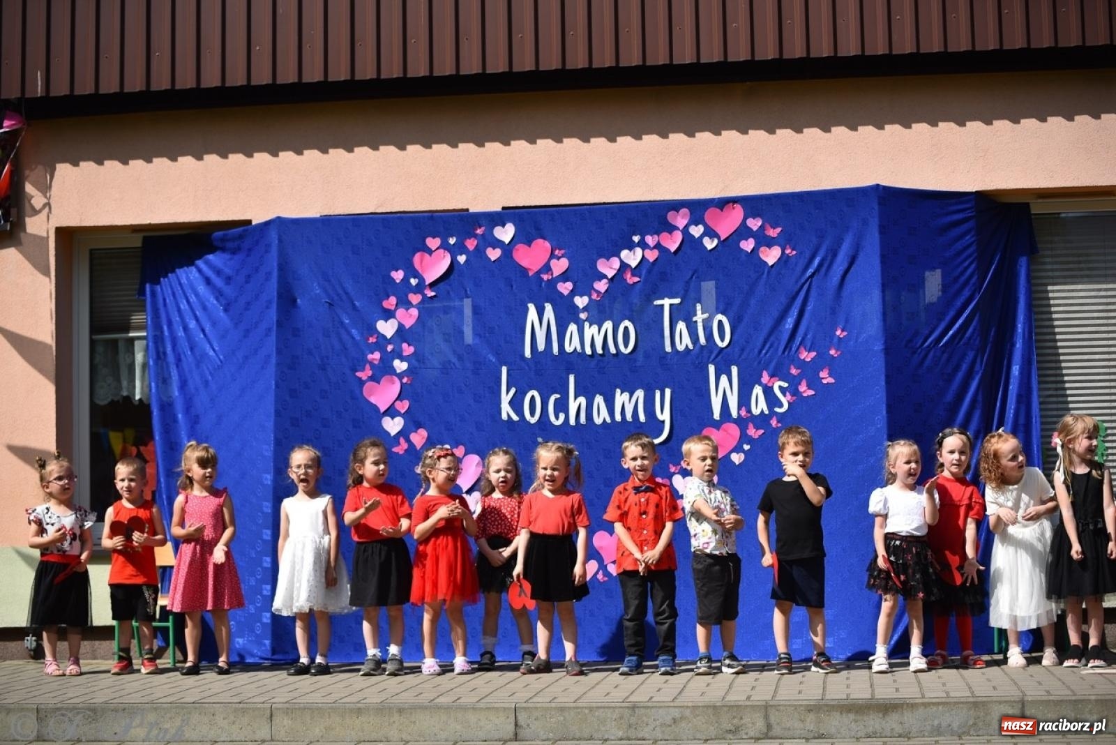 Zdjęcie w galerii na portalu naszraciborz.pl: Radość, śmiech i wspólna zabawa – rodzinny festyn w Przedszkolu nr 26 [FOTO i WIDEO] wiadomości z regionu