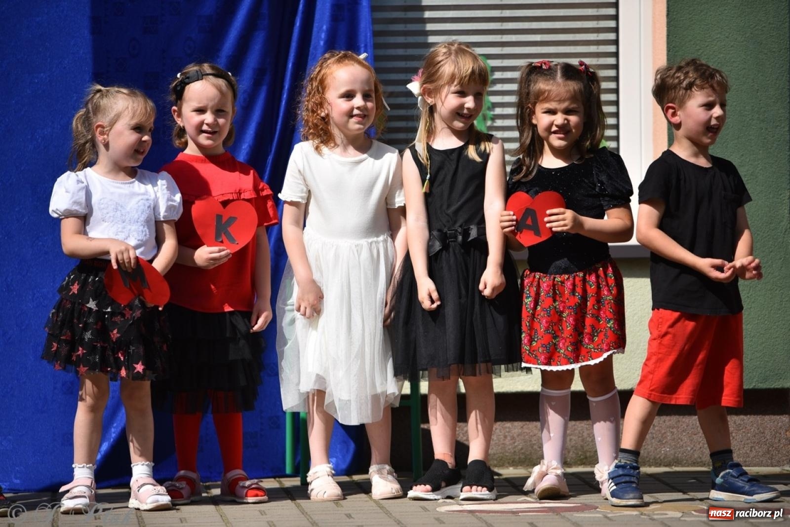 Zdjęcie w galerii na portalu naszraciborz.pl: Radość, śmiech i wspólna zabawa – rodzinny festyn w Przedszkolu nr 26 [FOTO i WIDEO] wiadomości z regionu