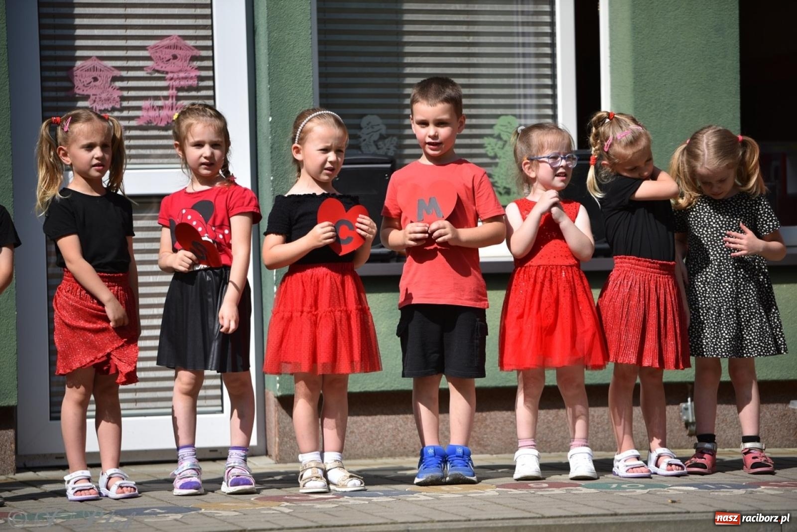 Zdjęcie w galerii na portalu naszraciborz.pl: Radość, śmiech i wspólna zabawa – rodzinny festyn w Przedszkolu nr 26 [FOTO i WIDEO] wiadomości z regionu