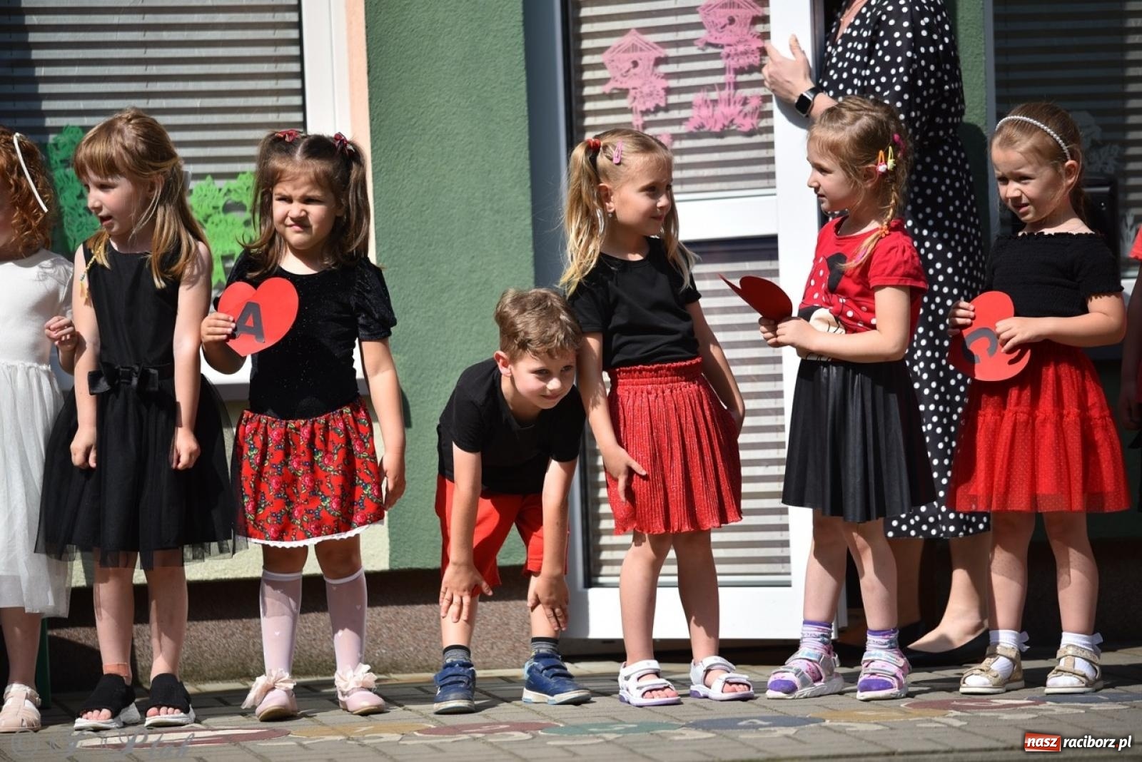 Zdjęcie w galerii na portalu naszraciborz.pl: Radość, śmiech i wspólna zabawa – rodzinny festyn w Przedszkolu nr 26 [FOTO i WIDEO] wiadomości z regionu