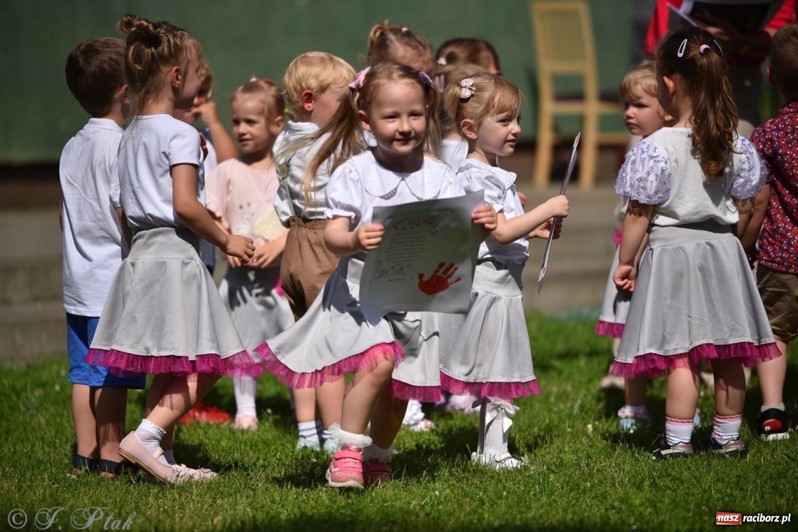 Zdjęcie w galerii na portalu naszraciborz.pl: Radość, śmiech i wspólna zabawa – rodzinny festyn w Przedszkolu nr 26 [FOTO i WIDEO] wiadomości z regionu