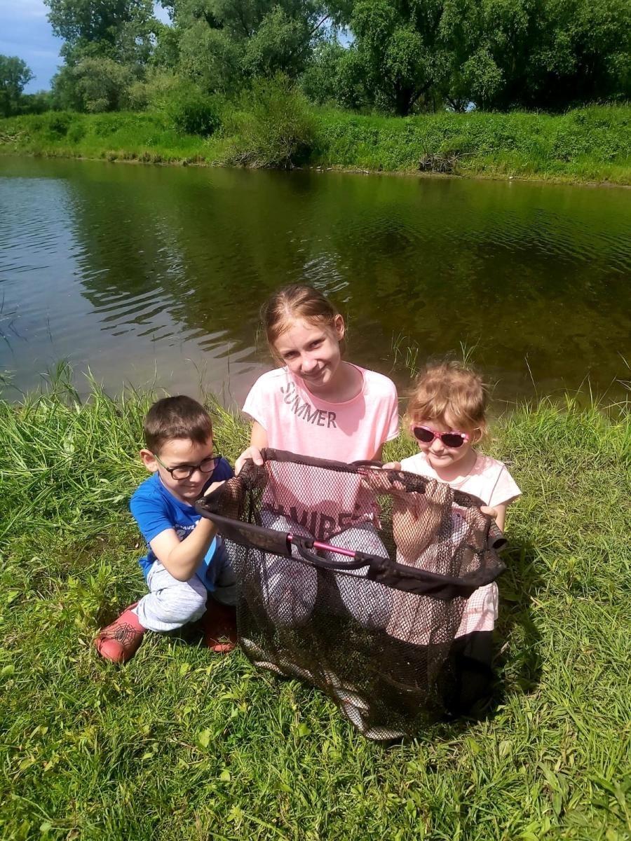 Zdjęcie w galerii na portalu naszraciborz.pl: Dziecięca radość nad wodą – udany festyn wędkarski z okazji Dnia Dziecka wiadomości z regionu