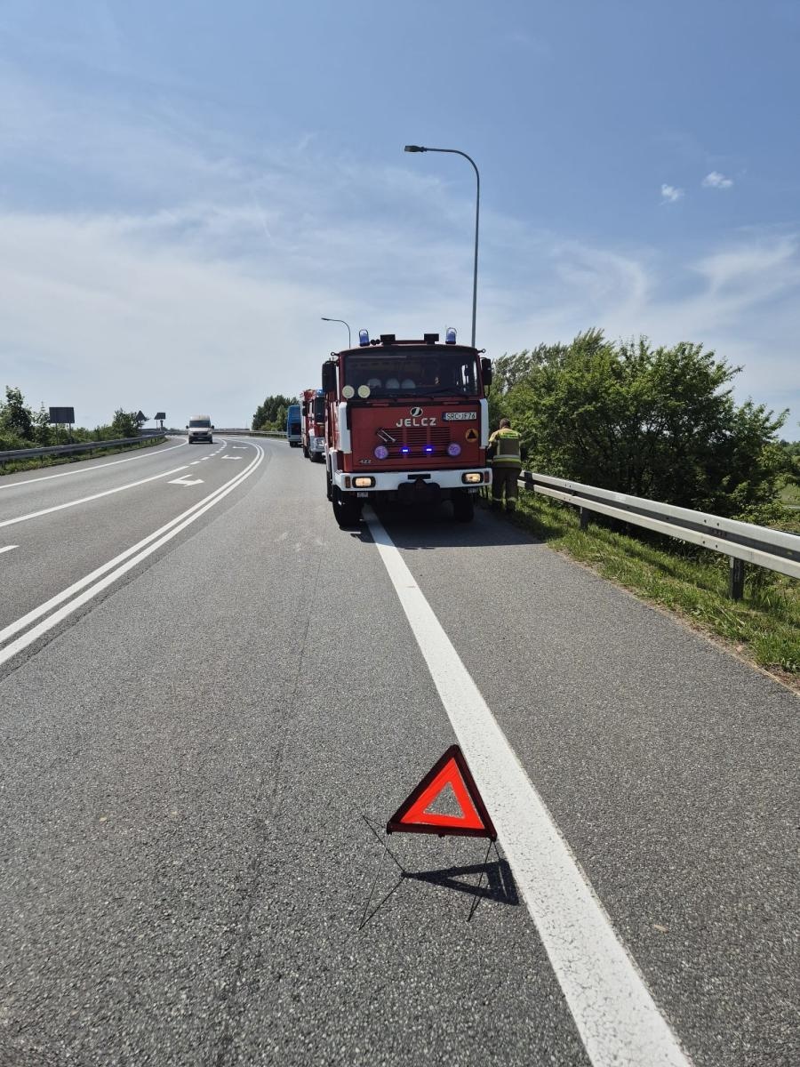 Zdjęcie w galerii na portalu naszraciborz.pl: Plama w Zabełkowie, zdarzenie drogowe w Bieńkowicach wiadomości z regionu