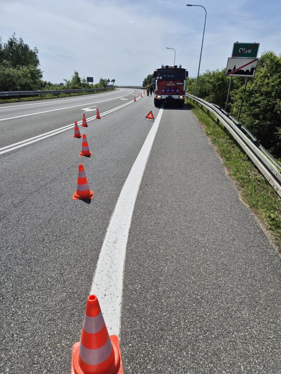 Zdjęcie w galerii na portalu naszraciborz.pl: Plama w Zabełkowie, zdarzenie drogowe w Bieńkowicach wiadomości z regionu