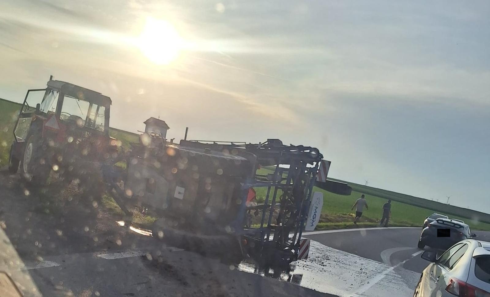 Zdjęcie w galerii na portalu naszraciborz.pl: Plama w Zabełkowie, zdarzenie drogowe w Bieńkowicach wiadomości z regionu