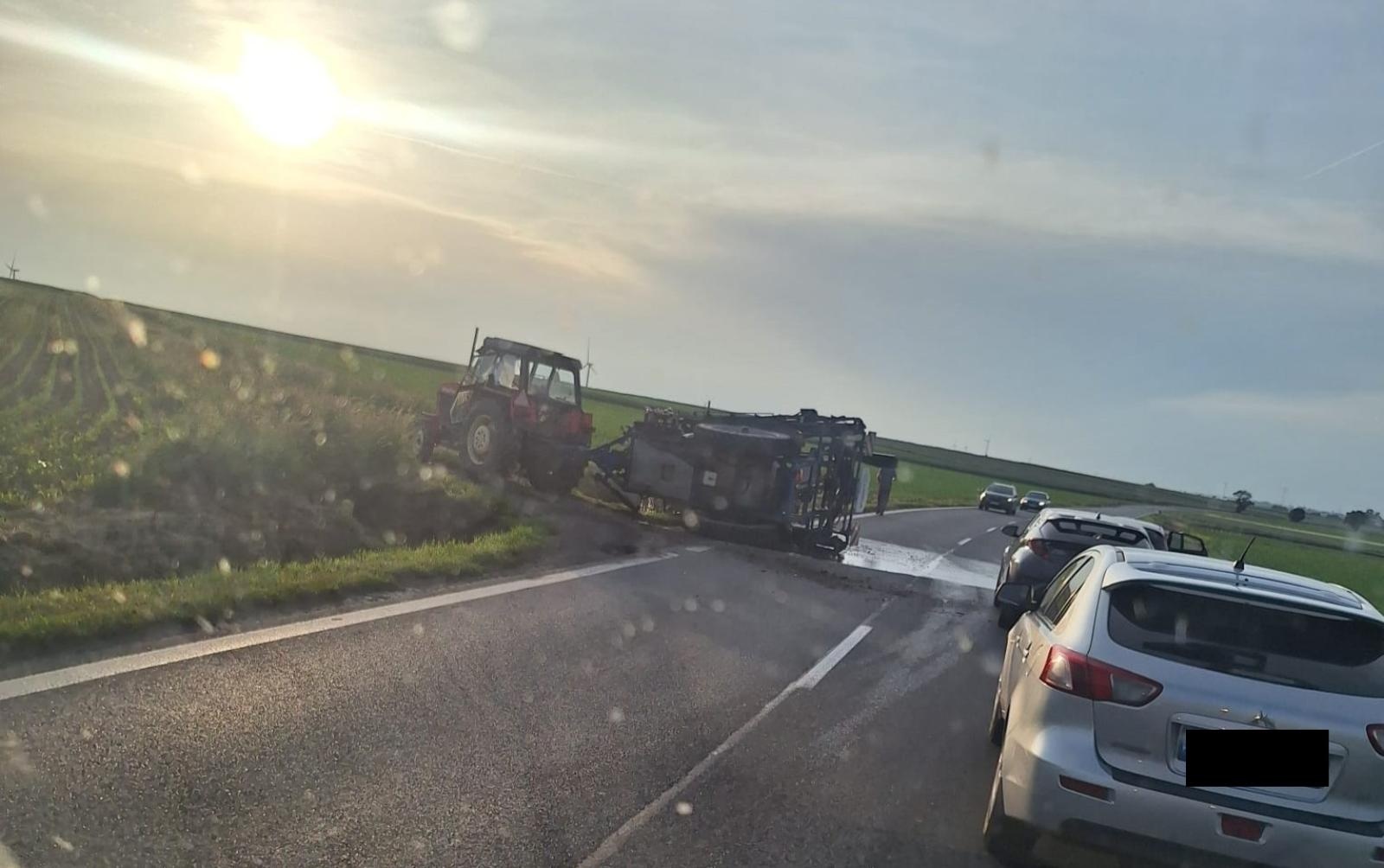 Zdjęcie w galerii na portalu naszraciborz.pl: Plama w Zabełkowie, zdarzenie drogowe w Bieńkowicach wiadomości z regionu