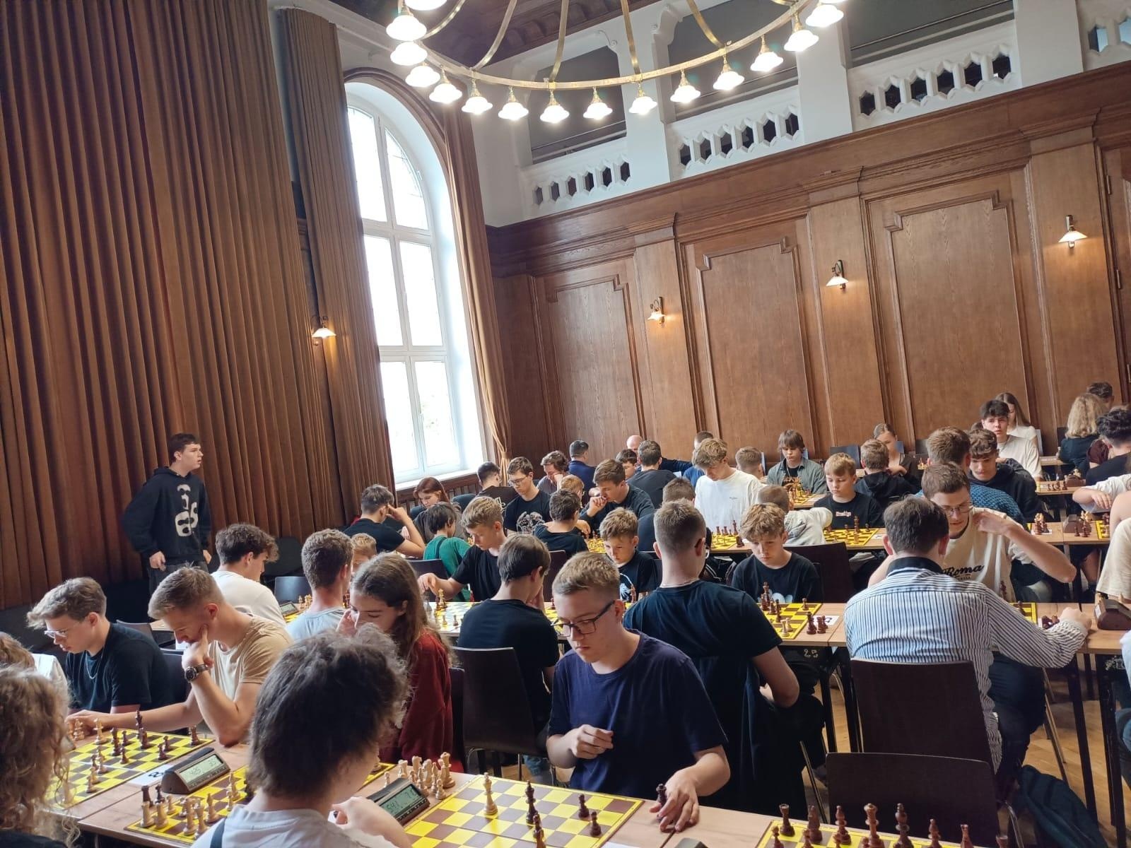 Zdjęcie w galerii na portalu naszraciborz.pl: II Turniej Szachowy o Puchar Dyrektora ZSO nr 1 w Raciborzu – 80 zawodników na 80-lecie szkoły! wiadomości z regionu