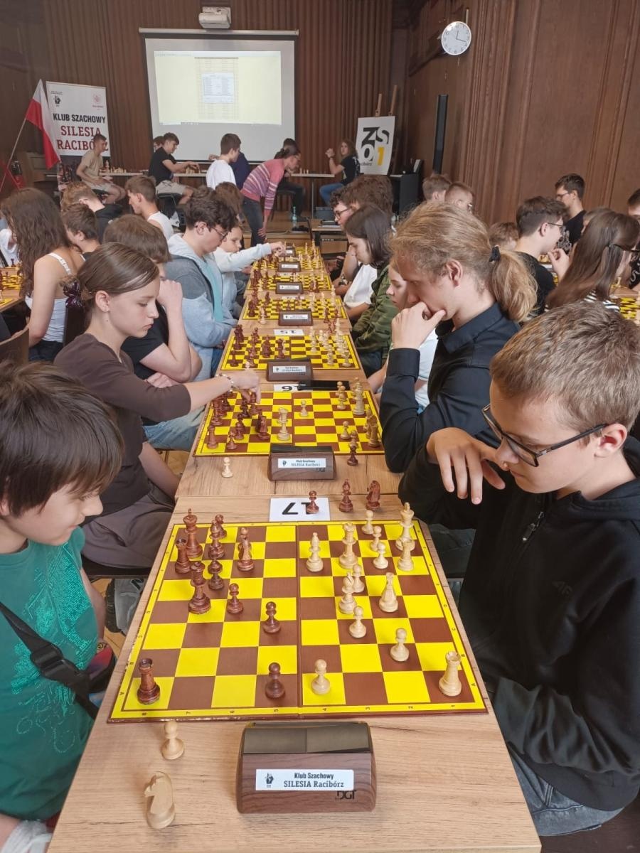 Zdjęcie w galerii na portalu naszraciborz.pl: II Turniej Szachowy o Puchar Dyrektora ZSO nr 1 w Raciborzu – 80 zawodników na 80-lecie szkoły! wiadomości z regionu