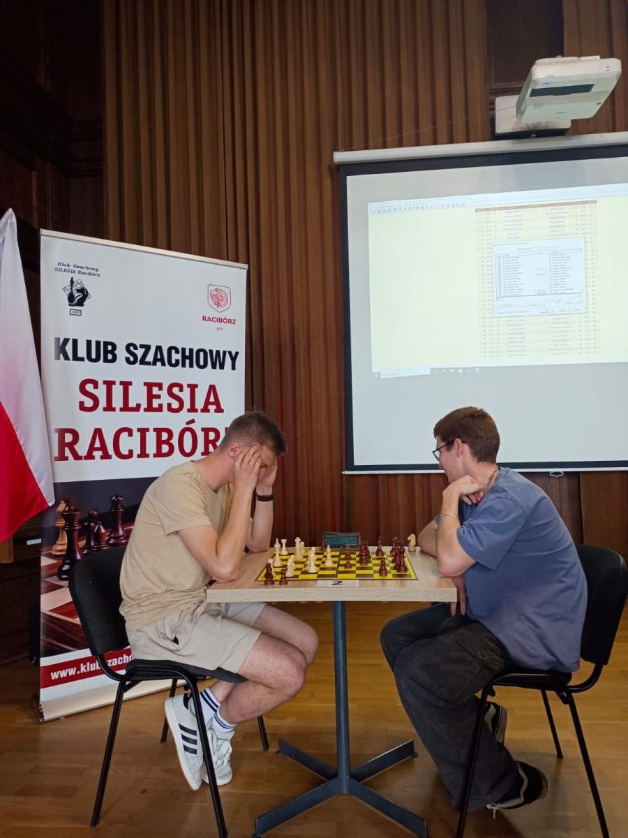 Zdjęcie w galerii na portalu naszraciborz.pl: II Turniej Szachowy o Puchar Dyrektora ZSO nr 1 w Raciborzu – 80 zawodników na 80-lecie szkoły! wiadomości z regionu