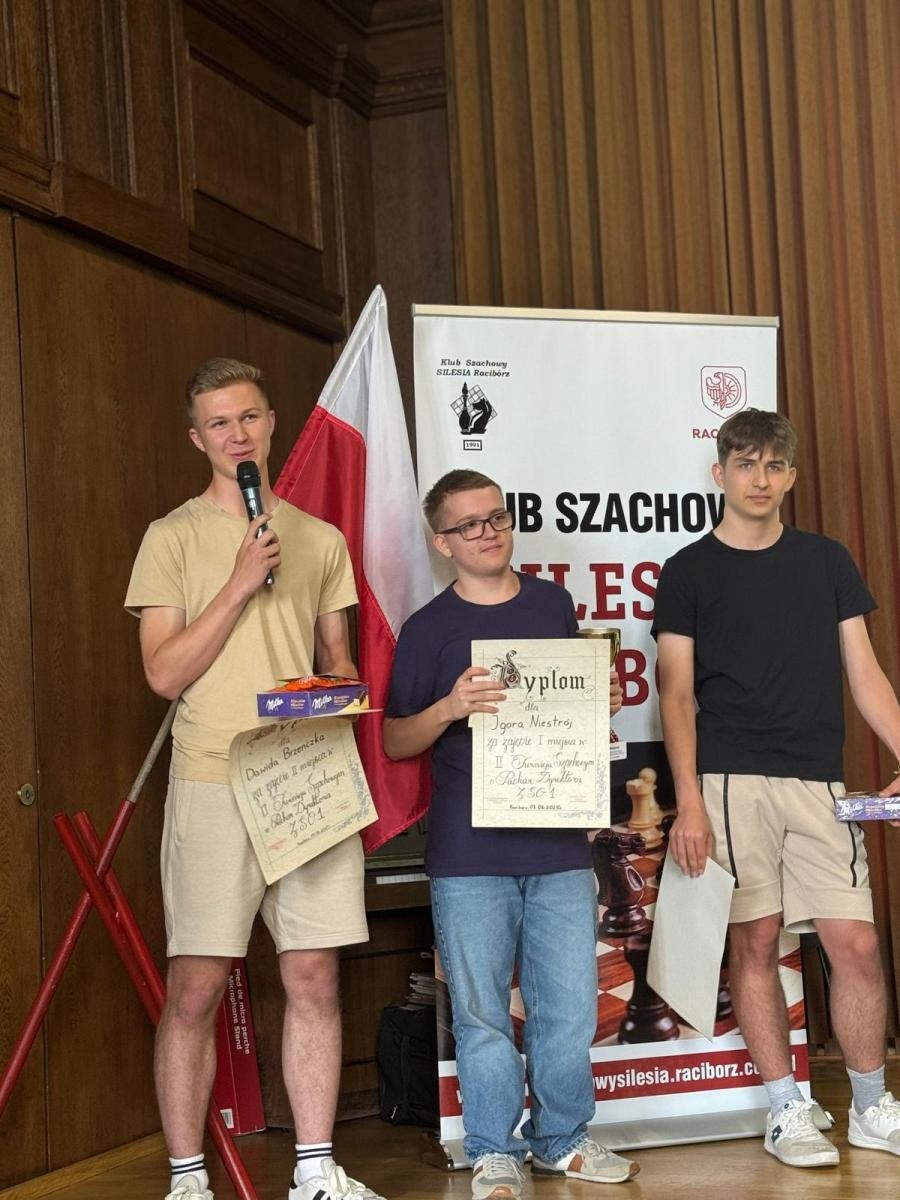 Zdjęcie w galerii na portalu naszraciborz.pl: II Turniej Szachowy o Puchar Dyrektora ZSO nr 1 w Raciborzu – 80 zawodników na 80-lecie szkoły! wiadomości z regionu