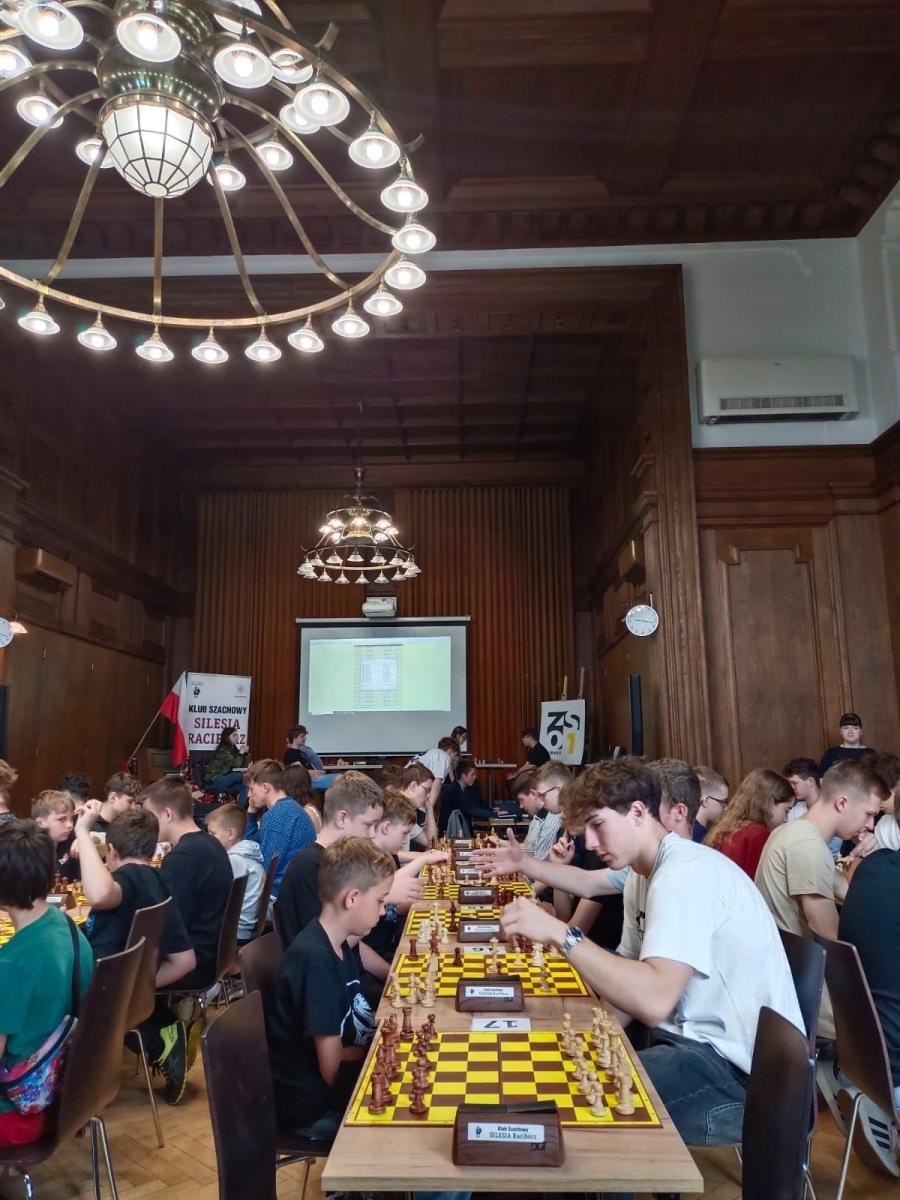 Zdjęcie w galerii na portalu naszraciborz.pl: II Turniej Szachowy o Puchar Dyrektora ZSO nr 1 w Raciborzu – 80 zawodników na 80-lecie szkoły! wiadomości z regionu