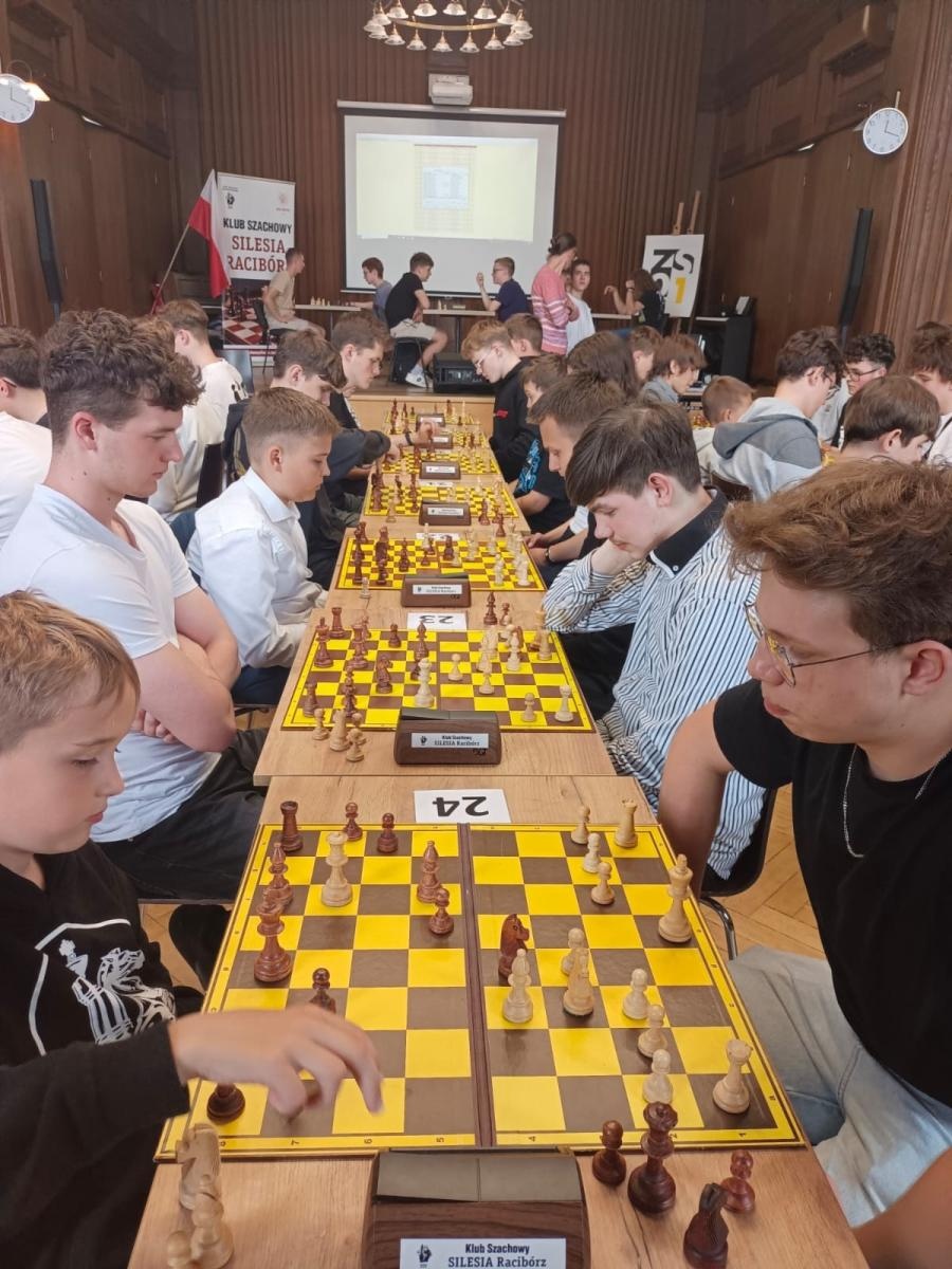 Zdjęcie w galerii na portalu naszraciborz.pl: II Turniej Szachowy o Puchar Dyrektora ZSO nr 1 w Raciborzu – 80 zawodników na 80-lecie szkoły! wiadomości z regionu